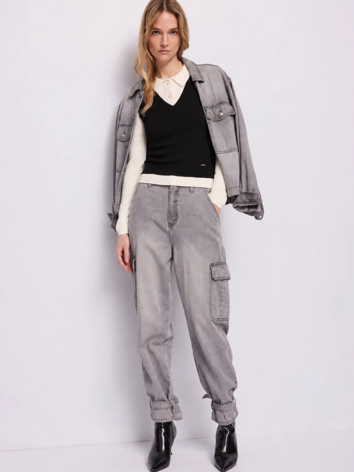 Polo effetto layering misto lana Gaudi Jeans, nero, figura intera con giacca di jeans