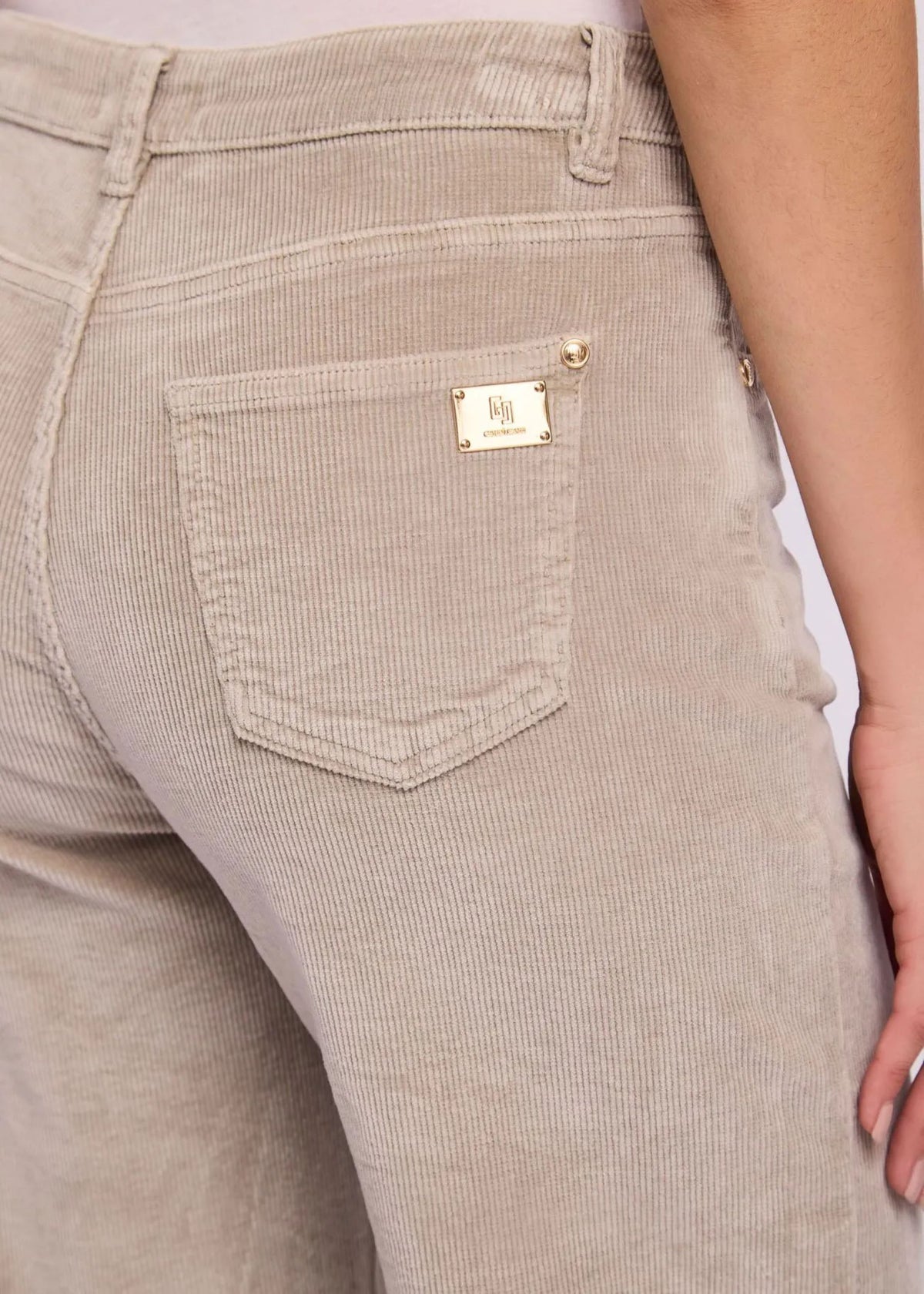 Pantaloni wide leg velluto millerighe mastice Gaudi Jeans, dettaglio della tasca con targhetta
