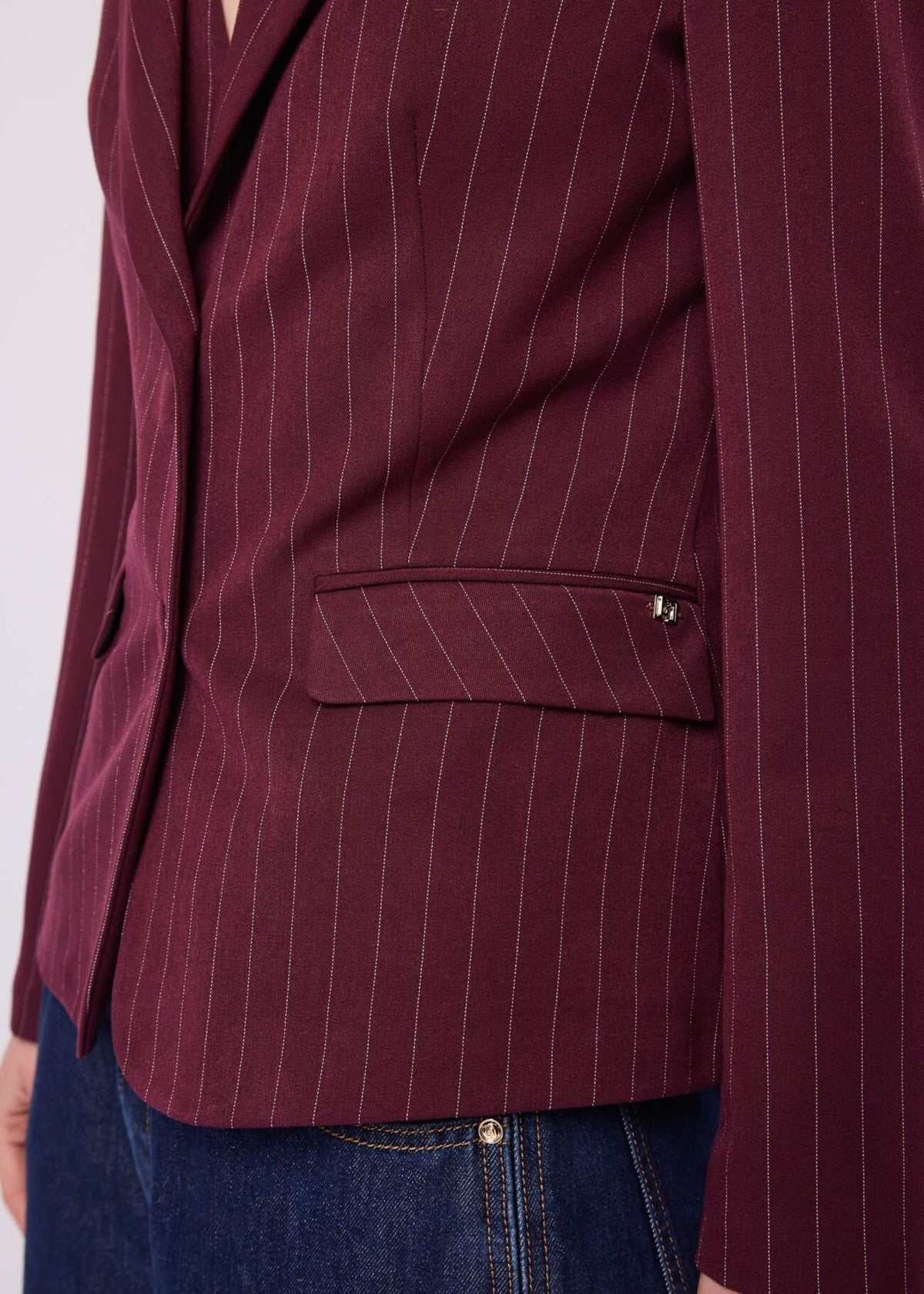 Blazer gessato in viscosa elasticizzata a due bottoni, blu e bordeaux