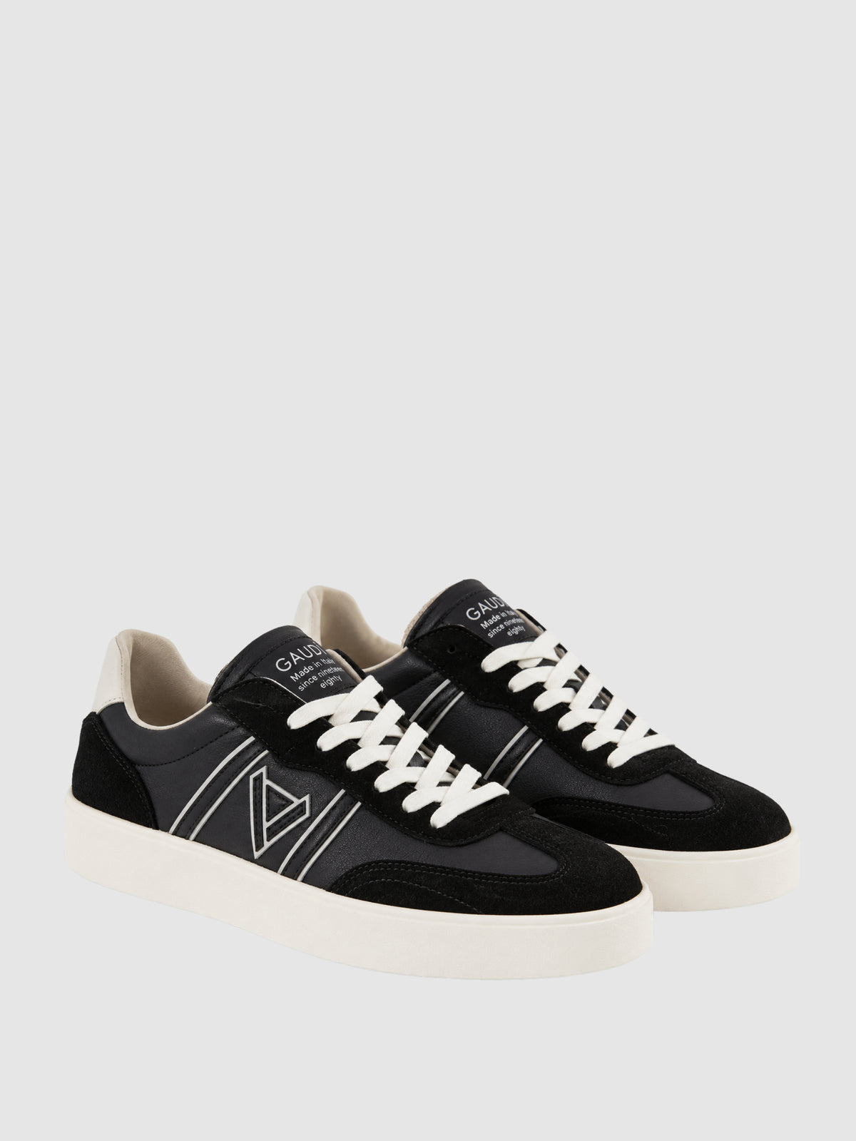 Sneaker in similpelle con suede Gaudì Jeans, in coppia, vista di tre quarti