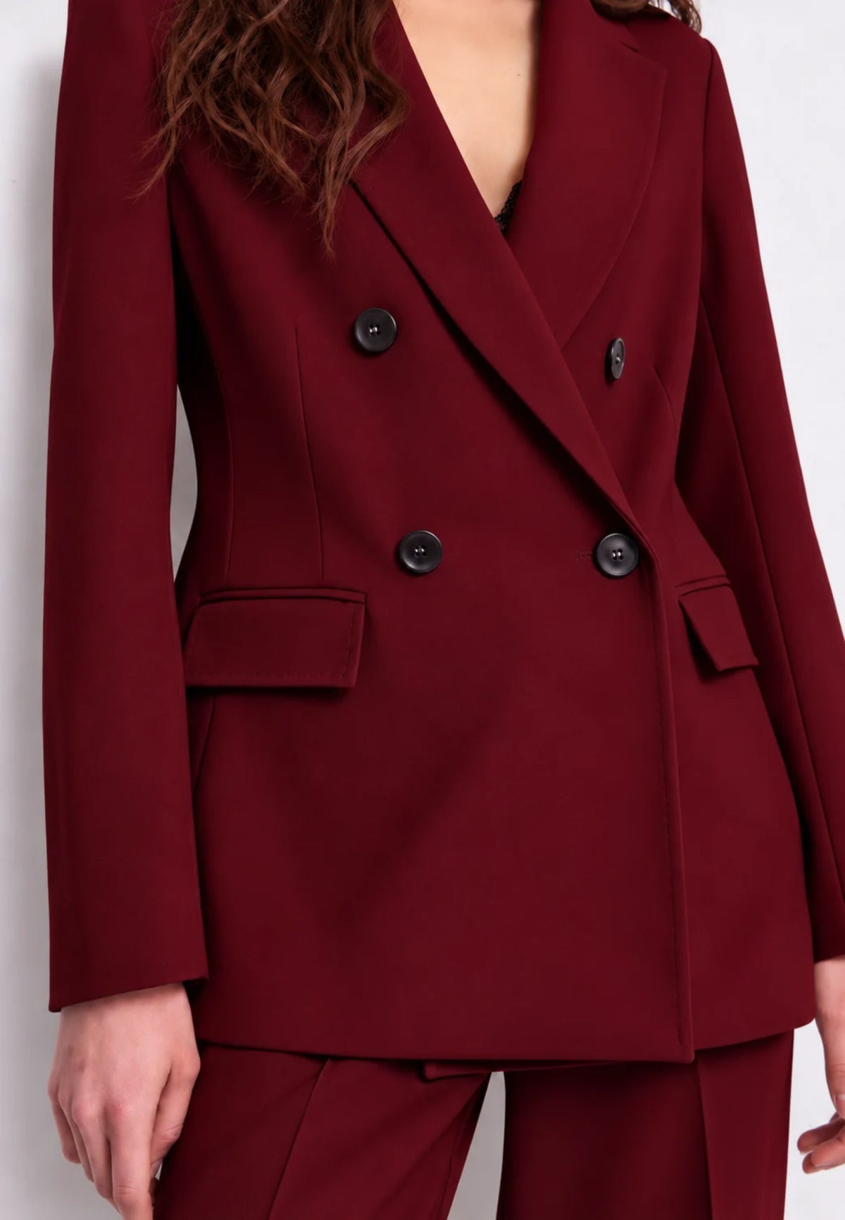 Blazer doppiopetto con revers a lancia e tasche con patta, tre colori