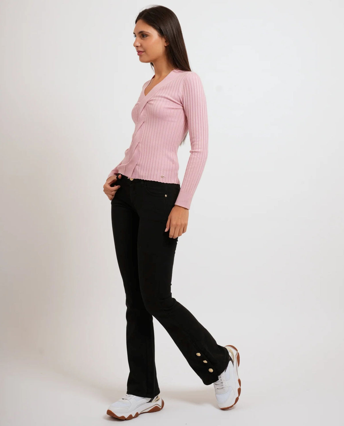 Maglioncino a costine con scollo a V Gaudì Jeans, rosa, indossato, in cammino