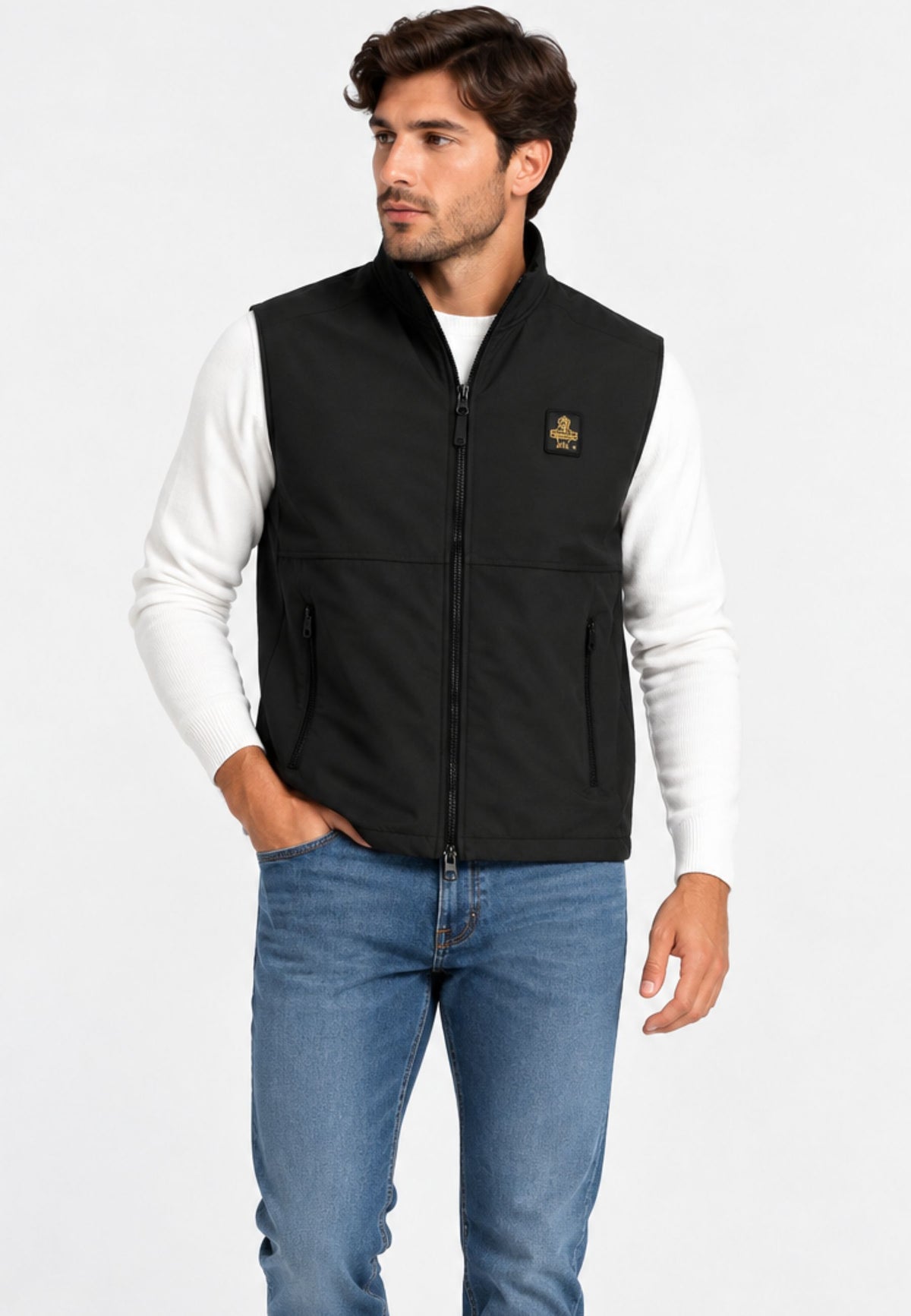 Smanicato con collo alto e zip Refrigiwear, nero, indossato con jeans, vista frontale