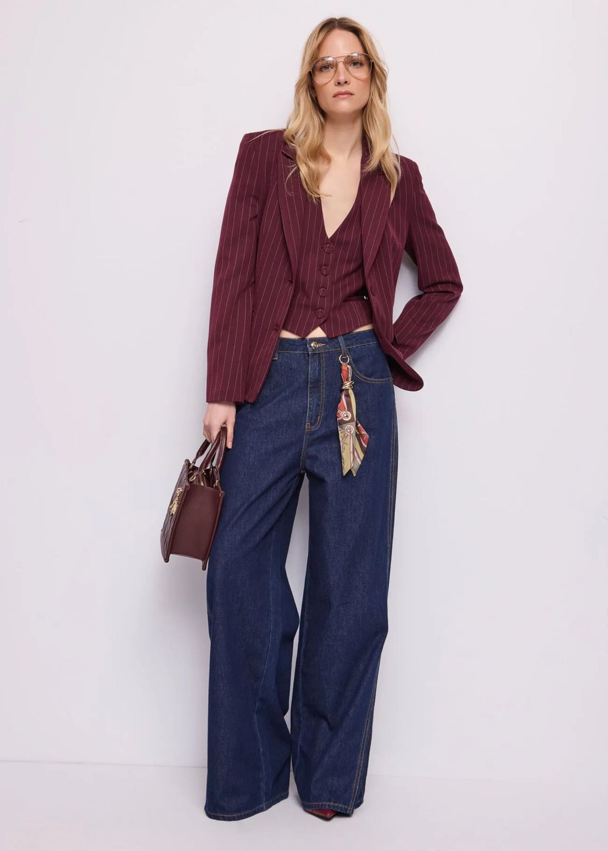 Gilet gessato scollo a V con bottoni Gaudi Jeans, bordeaux, figura intera con blazer