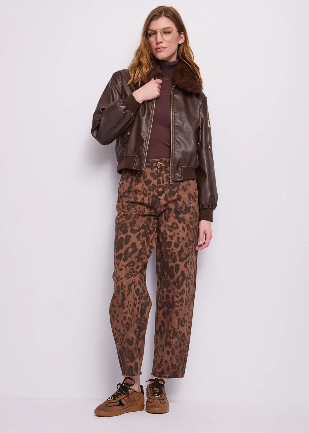 Bomber in ecopelle moro con collo in pelliccia Gaudi Jeans, indossato, figura intera