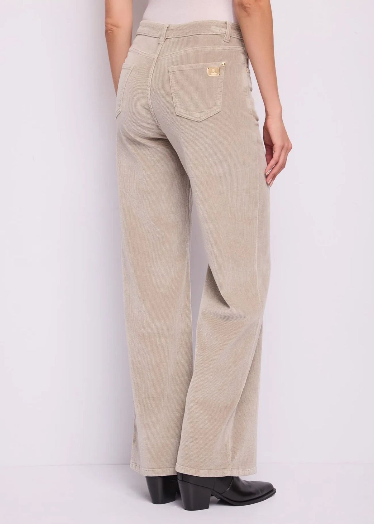 Pantaloni wide leg velluto millerighe mastice Gaudi Jeans, indossati, vista posteriore