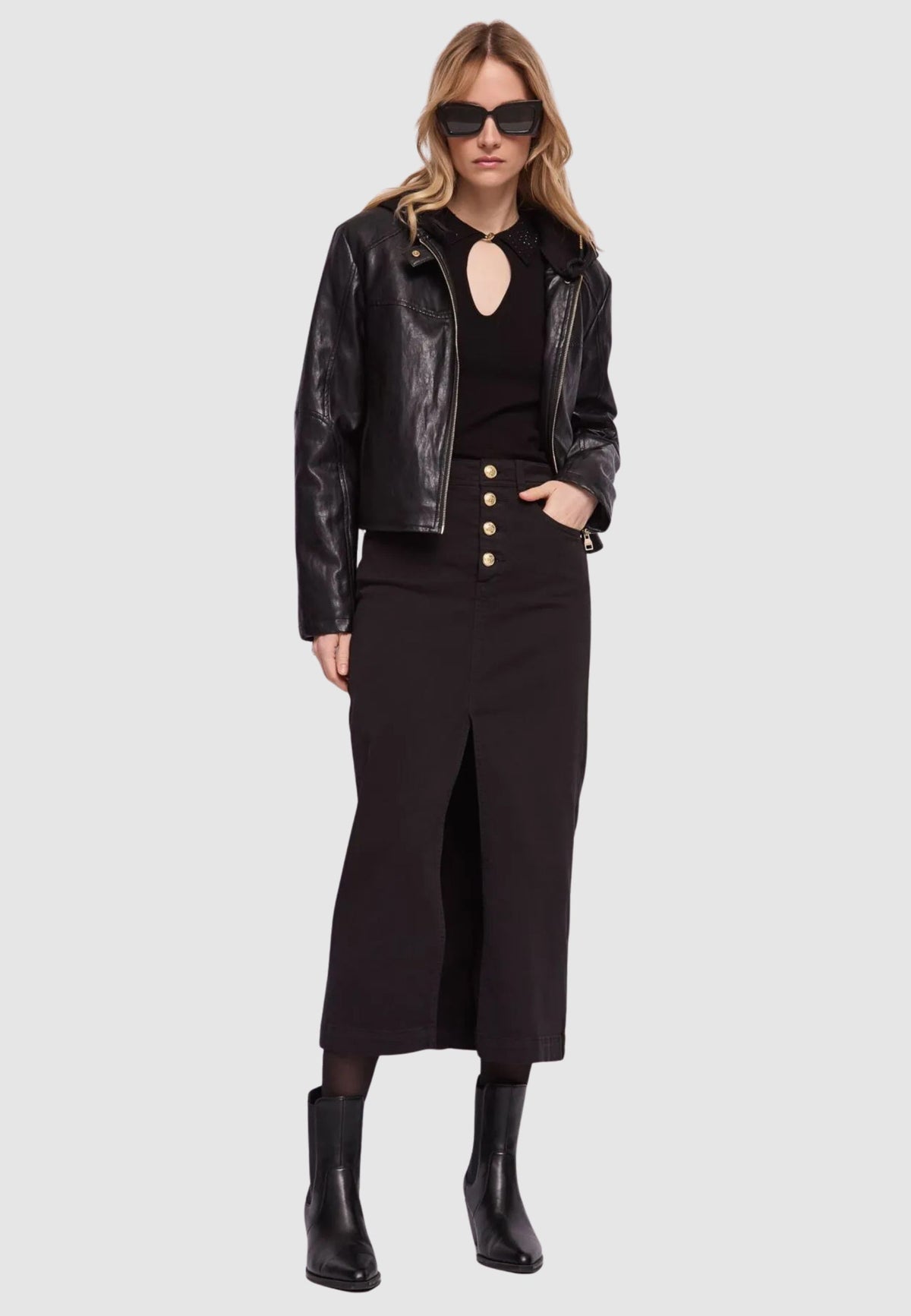Maglia con colletto polo di strass Gaudì Jeans, nero, indossata, figura intera