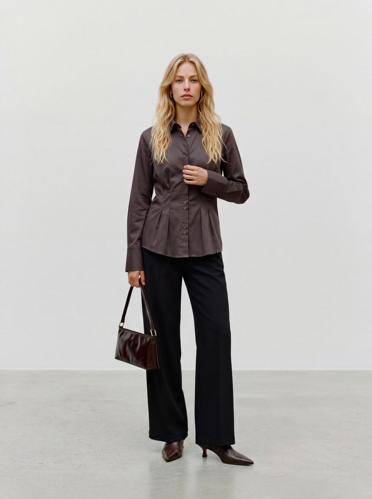 Camicia con riprese in vita Vero Moda, cioccolato, indossata, figura intera