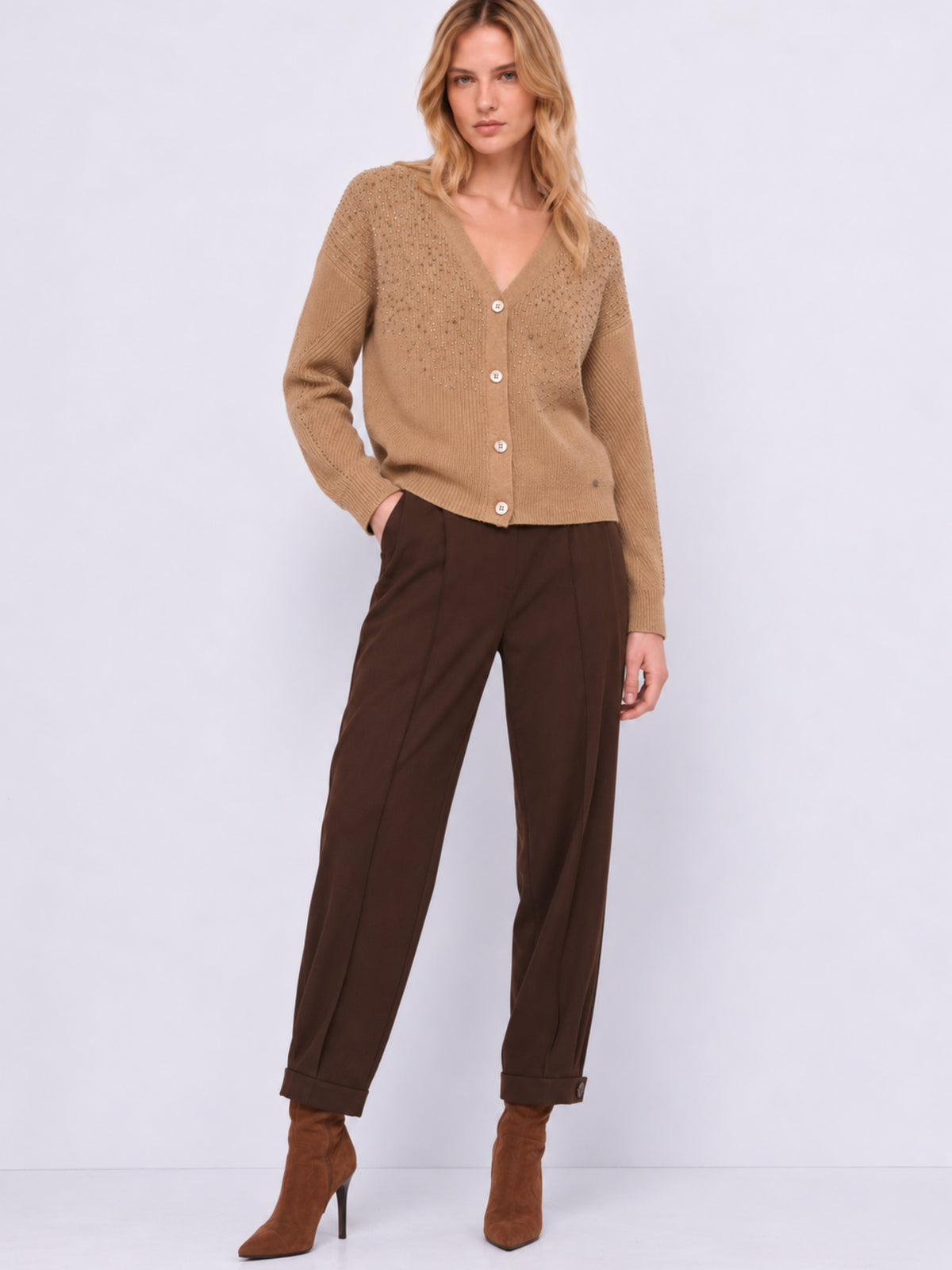 Cardigan scollo a V con strass Gaudi Jeans, cammello, indossato, figura intera