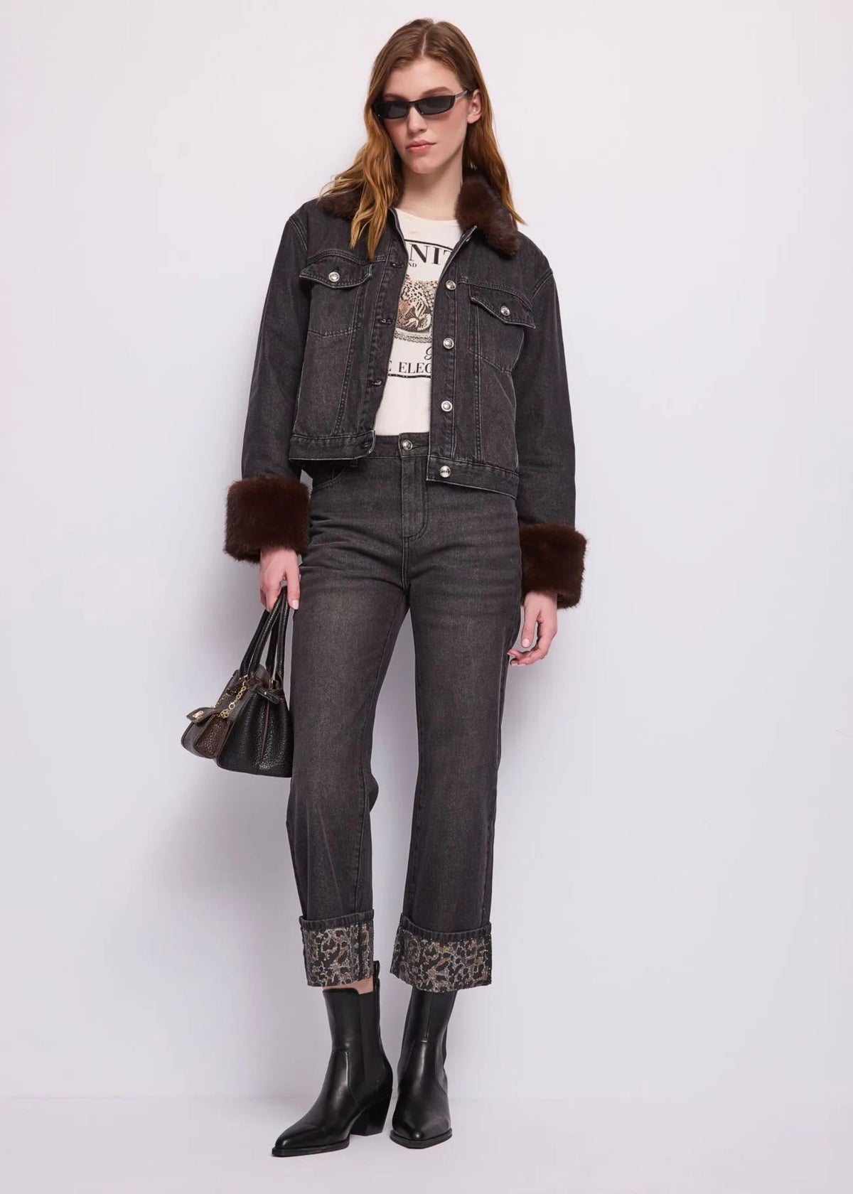 Giacca di jeans grigio scuro pelliccia sintetica Gaudi Jeans, indossata, figura intera