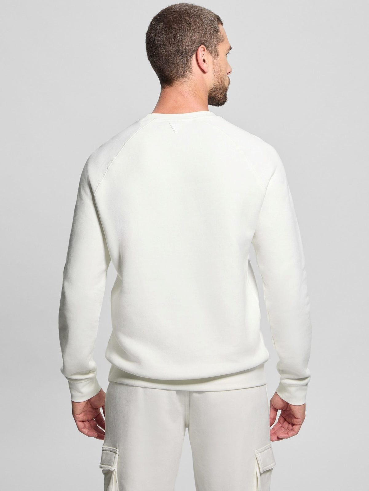 Maglia girocollo con scritta in rilievo Guess, bianco, indossata, vista posteriore