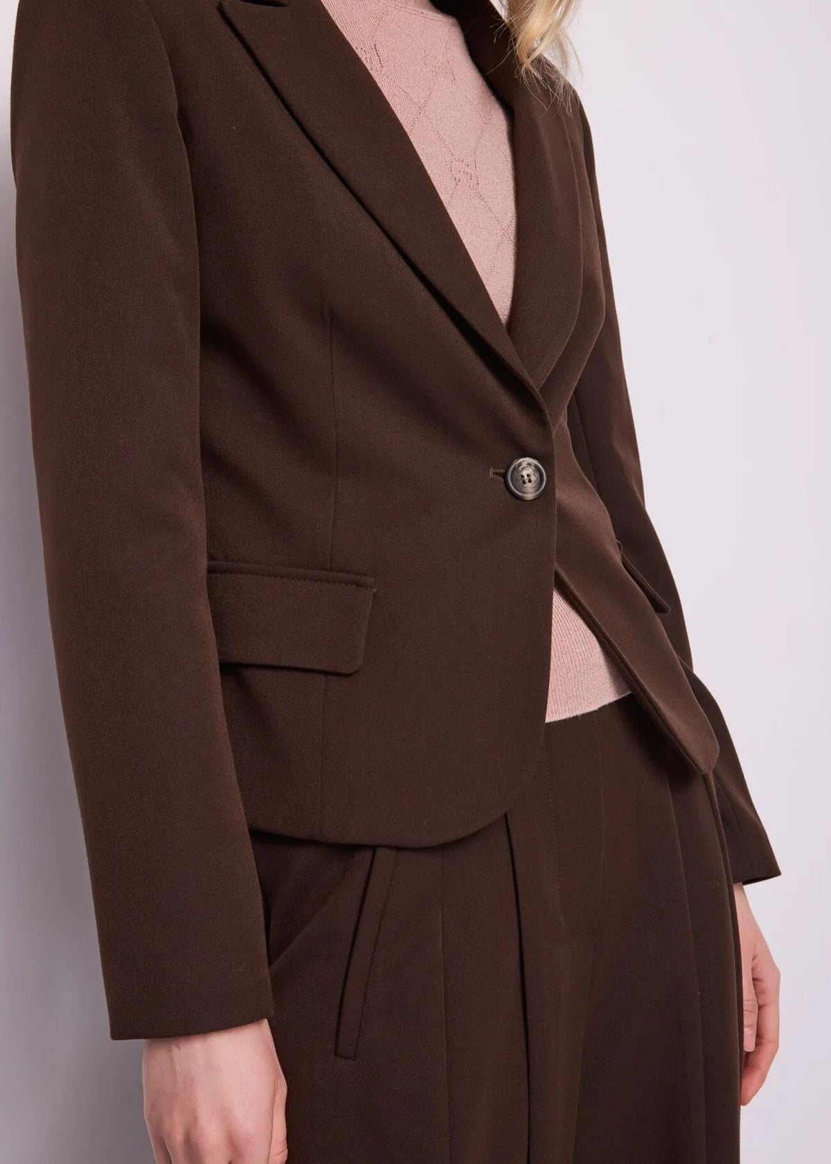 Blazer monopetto cropped cioccolato Gaudi Jeans, dettaglio di bottone e tasca