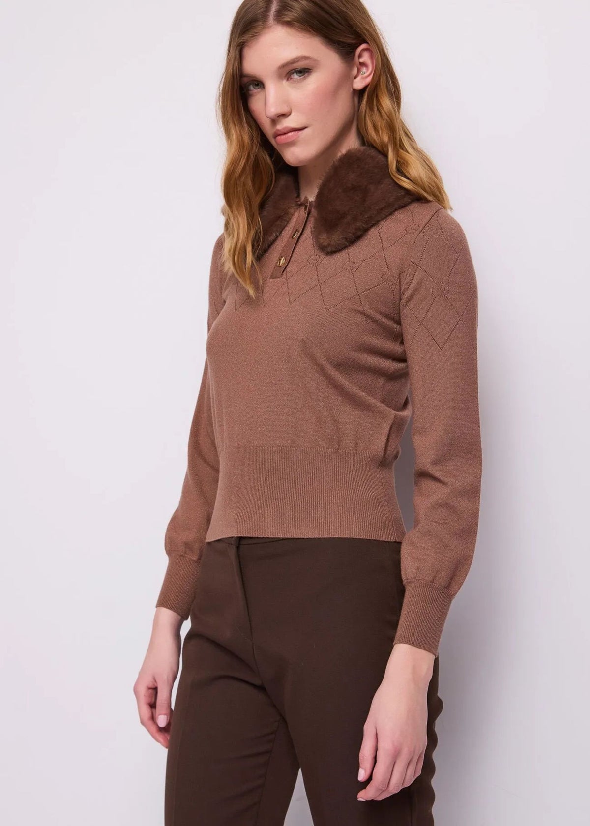 Polo lurex cioccolato con colletto di pelliccia Gaudi Jeans, indossata, vista frontale