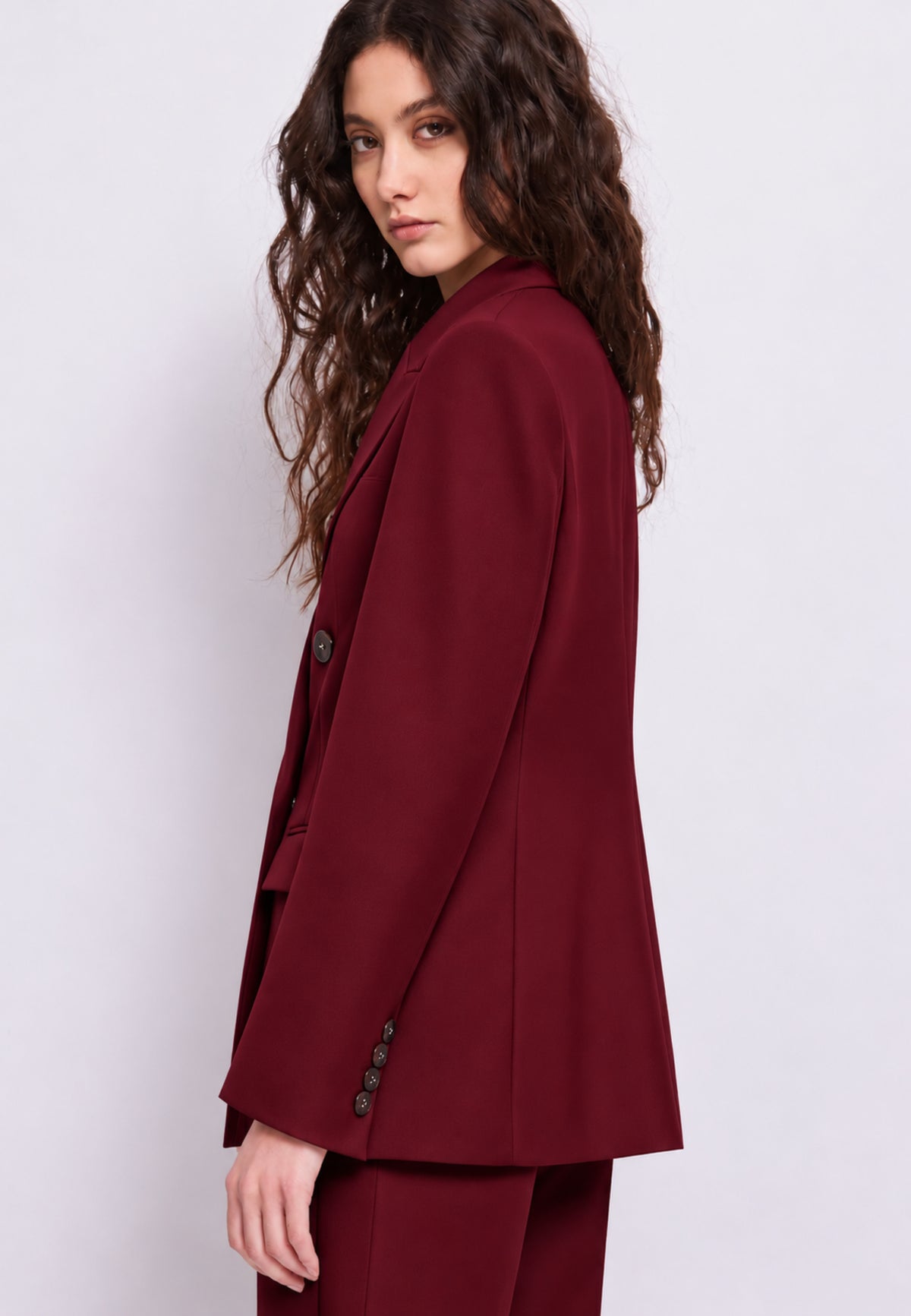 Blazer doppiopetto con revers a lancia e tasche con patta, tre colori