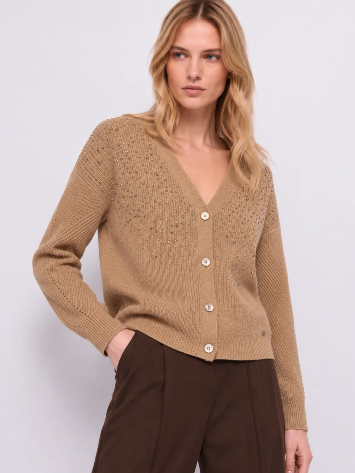 Cardigan scollo a V con strass Gaudi Jeans, cammello, indossato, vista frontale