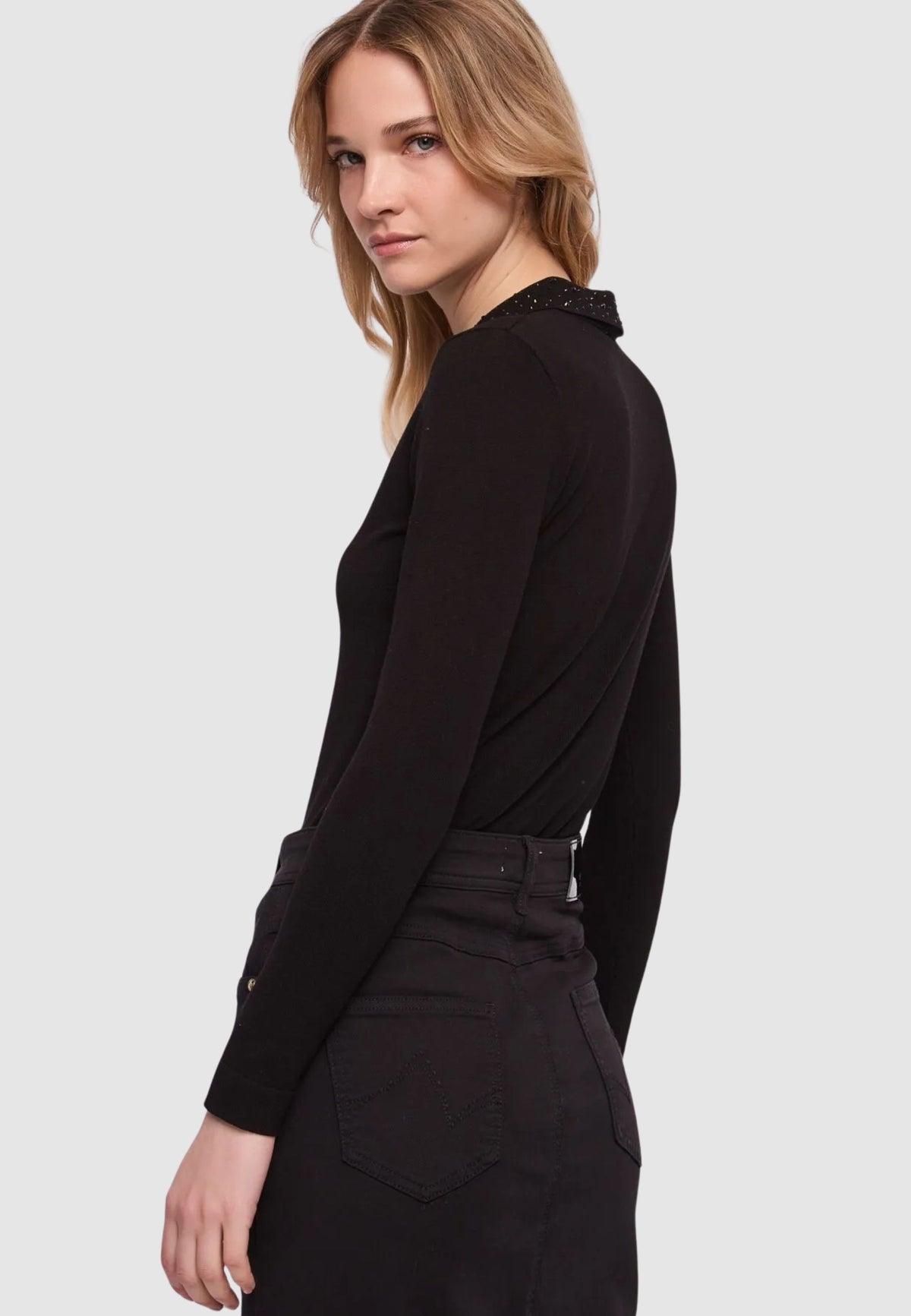 Maglia con colletto polo di strass Gaudì Jeans, nero, indossata, vista posteriore