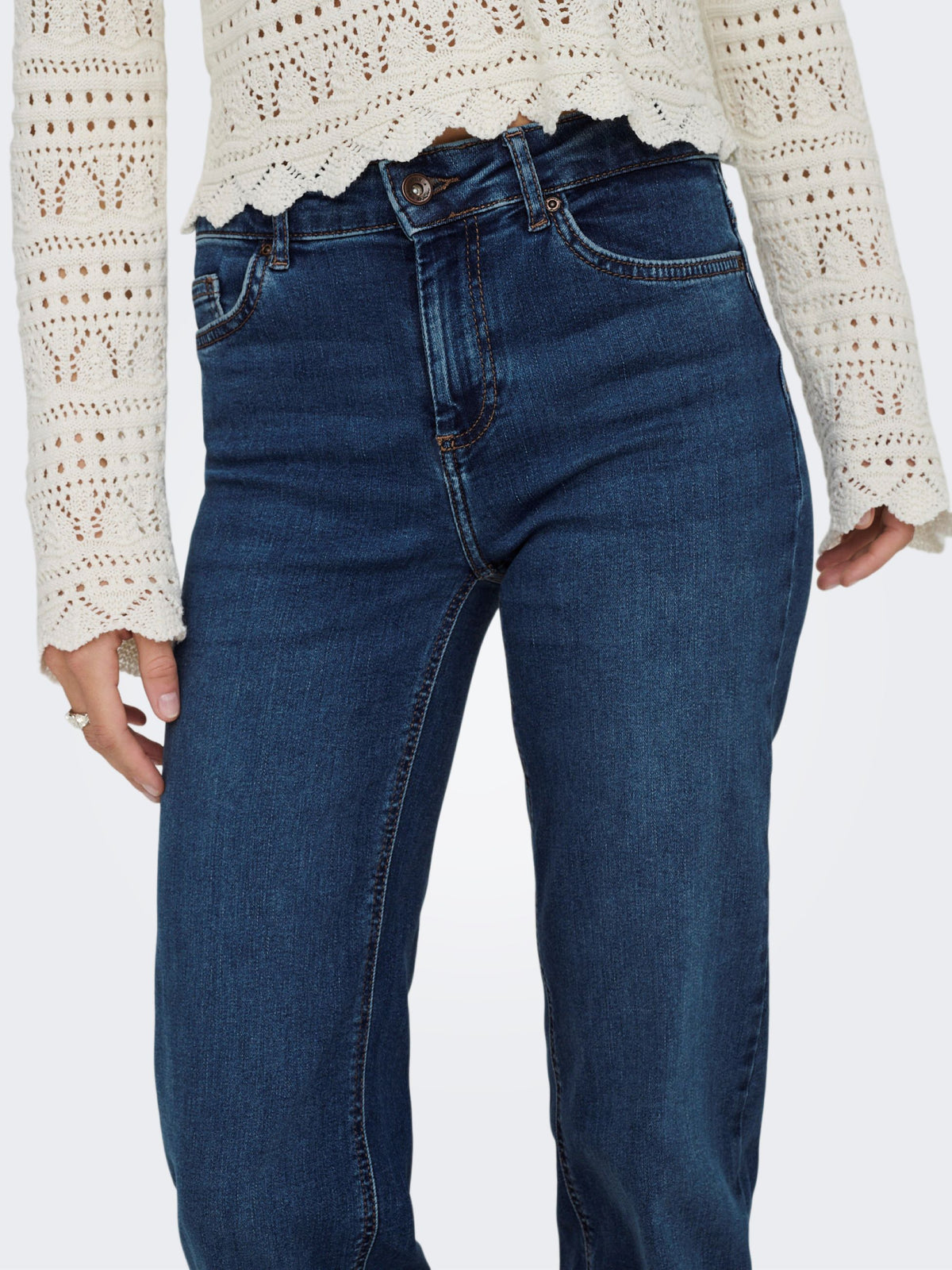 Jeans a gamba dritta in denim blu scuro Only, dettaglio di vita e tasca