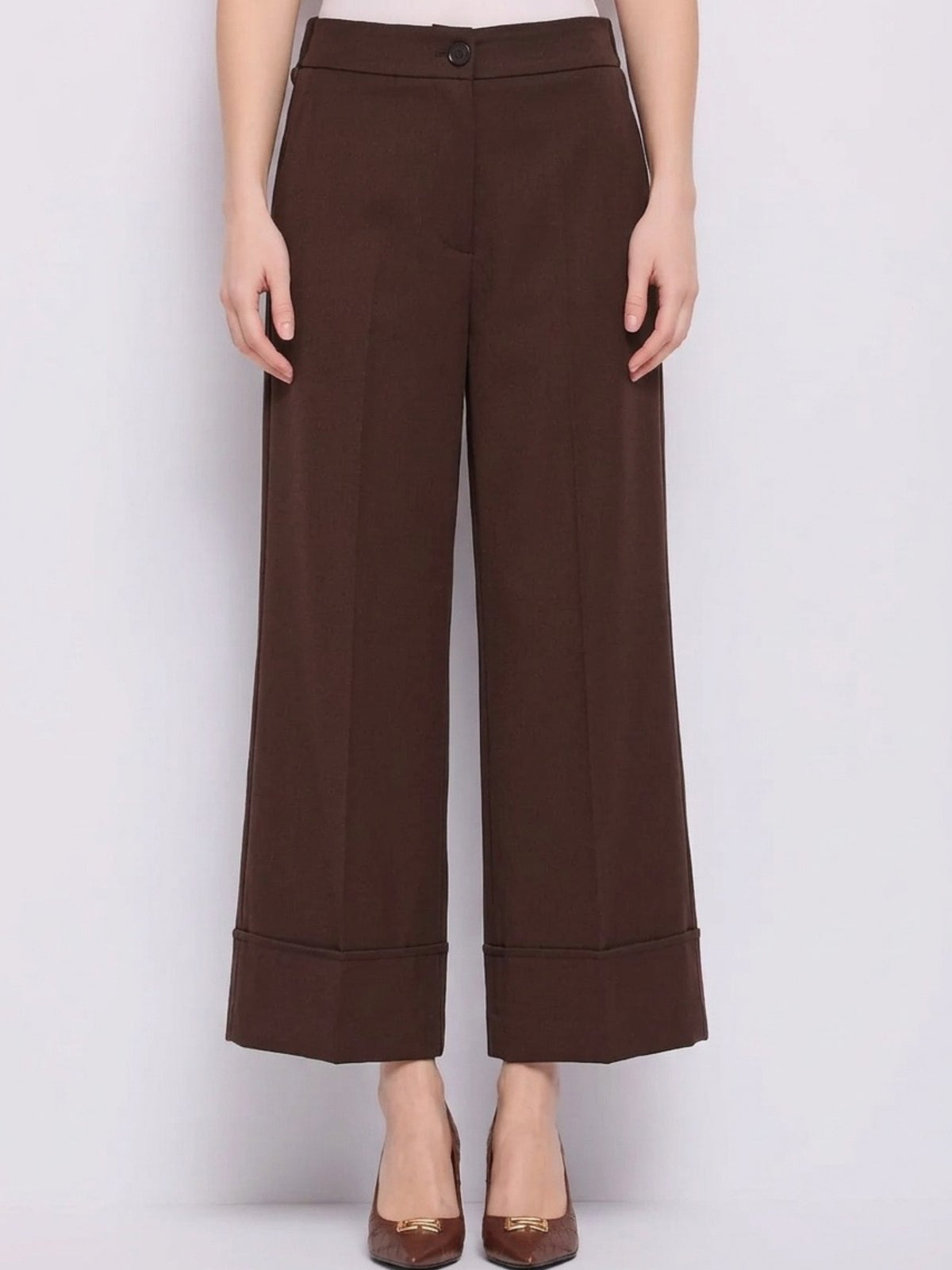 Pantaloni cropped cioccolato in viscosa Gaudi Jeans, indossati, vista frontale