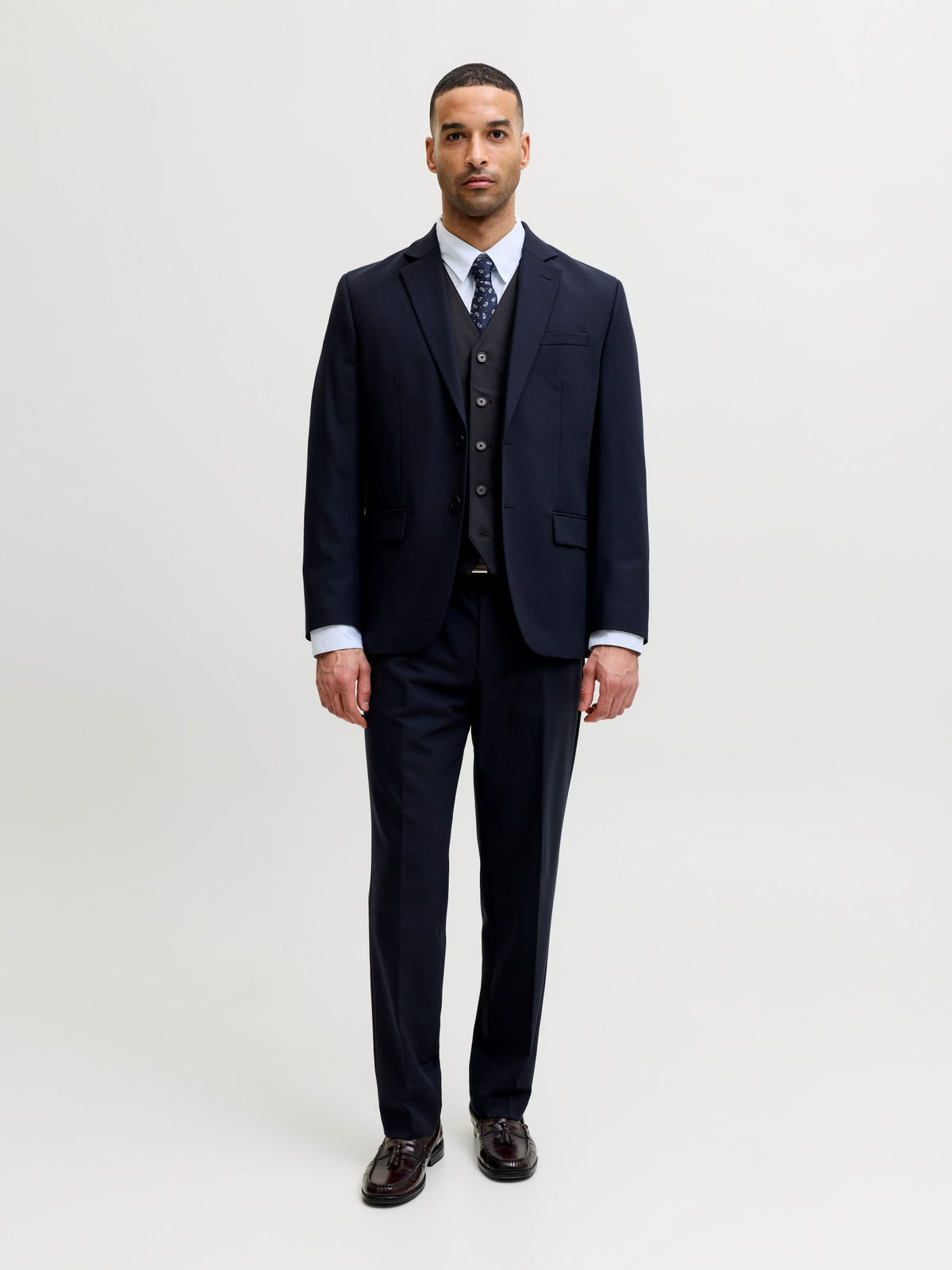 Panciotto blu scuro con scollo a V Jack&Jones, indossato con completo, figura intera