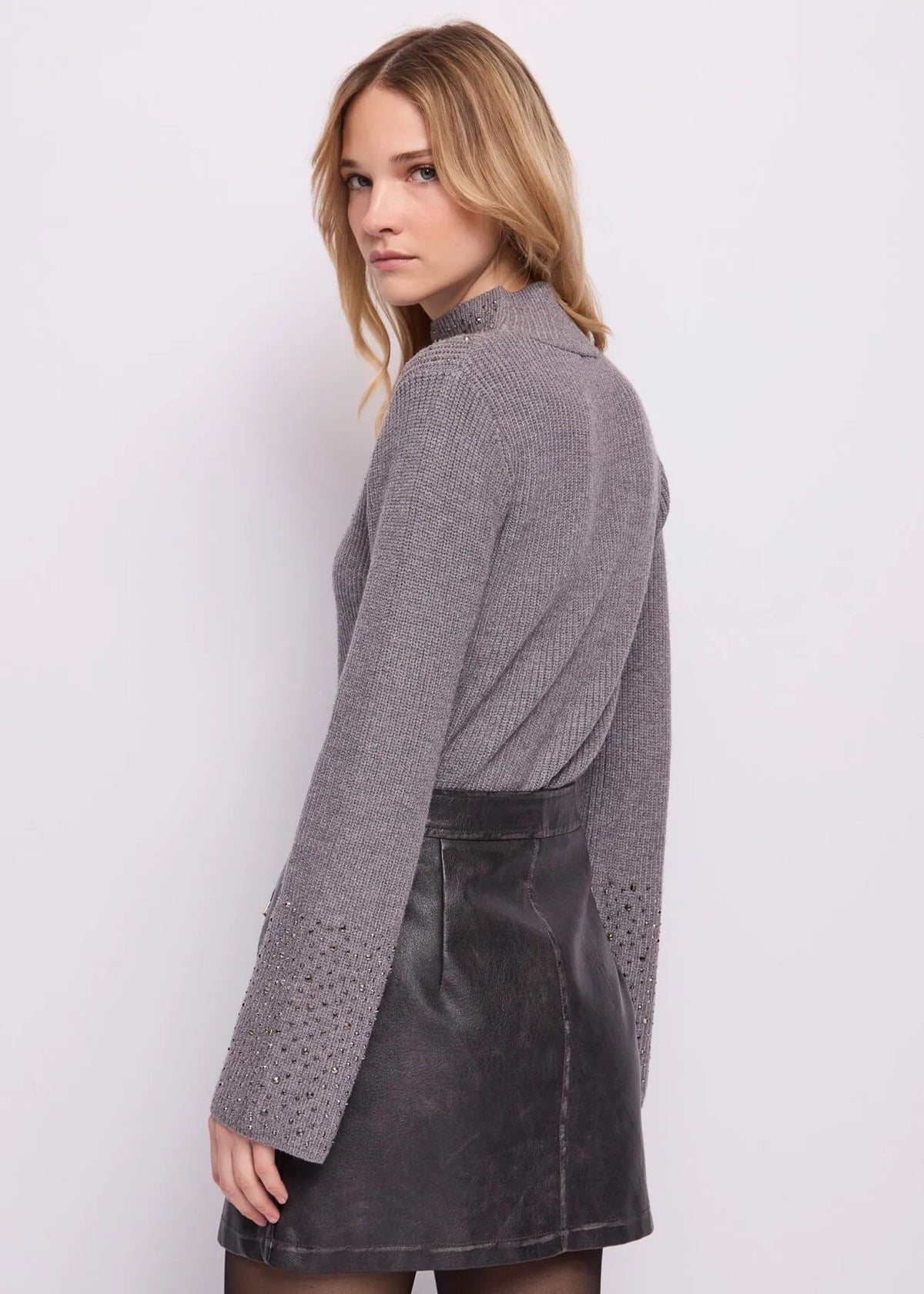 Lupetto a coste in misto viscosa con strass Gaudi Jeans, grigio, indossato, posteriore