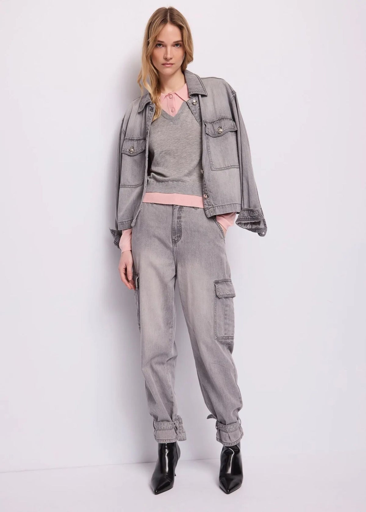 Polo effetto layering misto lana Gaudi Jeans, grigio, figura intera con giacca di jeans