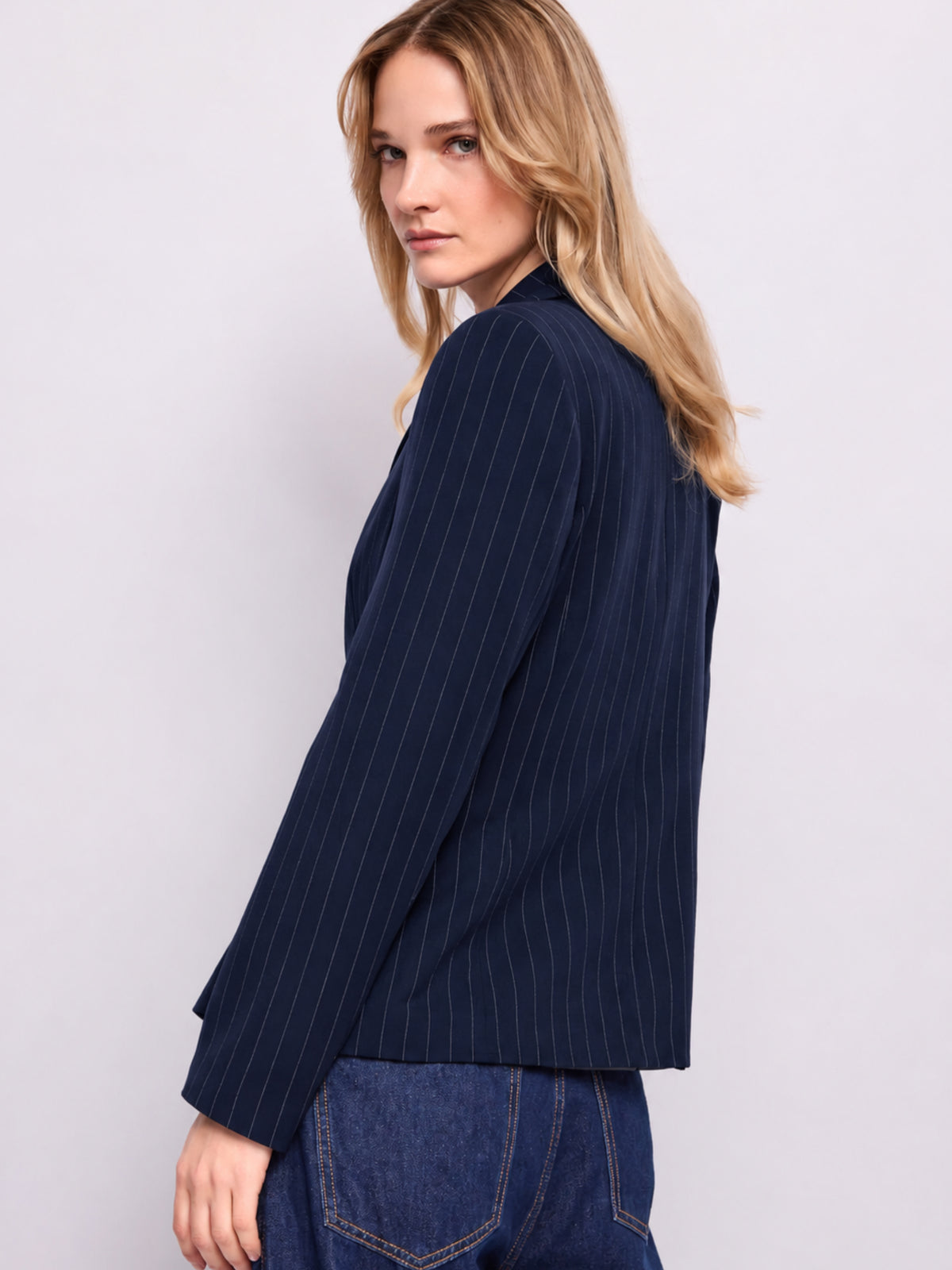 Blazer gessato a due bottoni Gaudi Jeans, blu, indossato, vista posteriore
