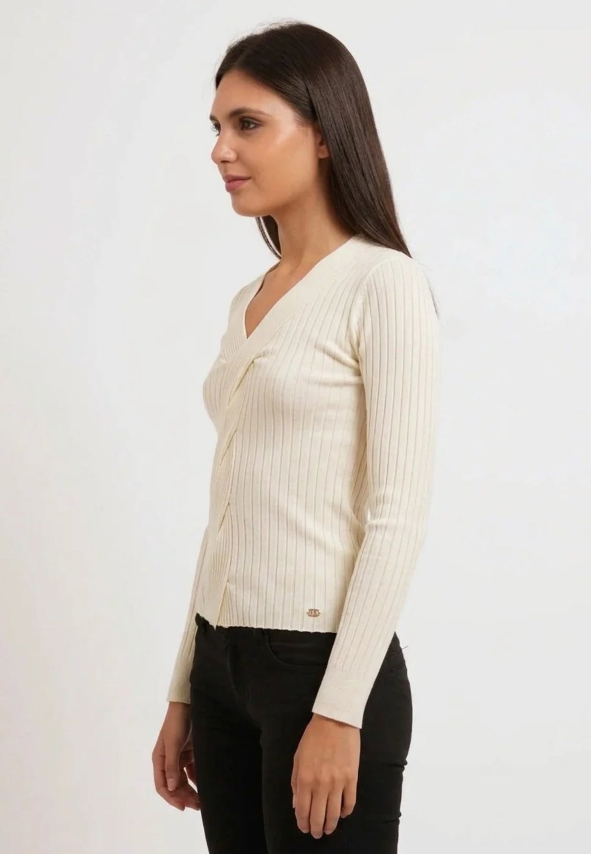 Maglioncino a costine con scollo a V Gaudì Jeans, ecru, indossato, vista di tre quarti