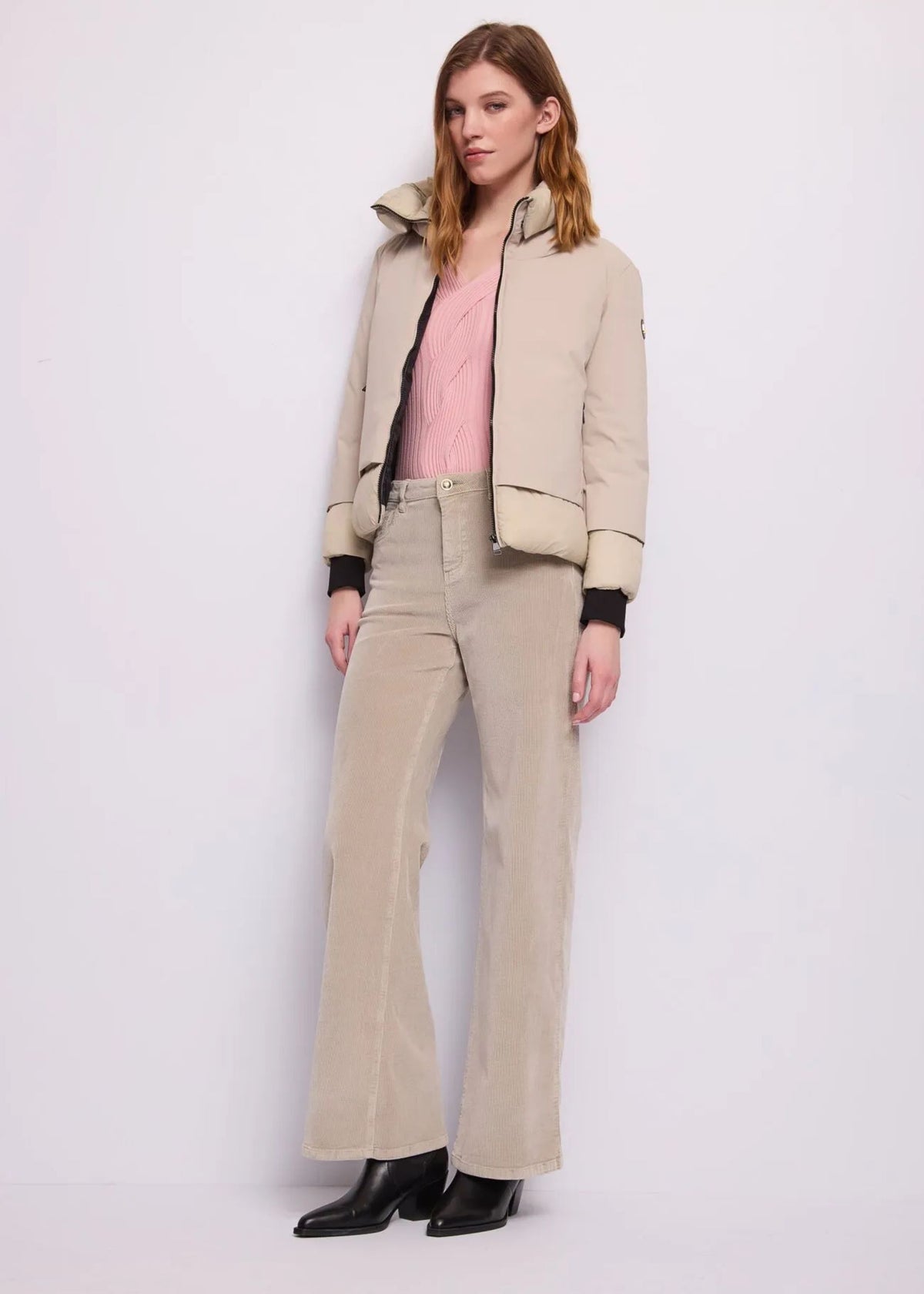Pantaloni wide leg velluto millerighe mastice Gaudi Jeans, indossati, figura intera con giubbotto