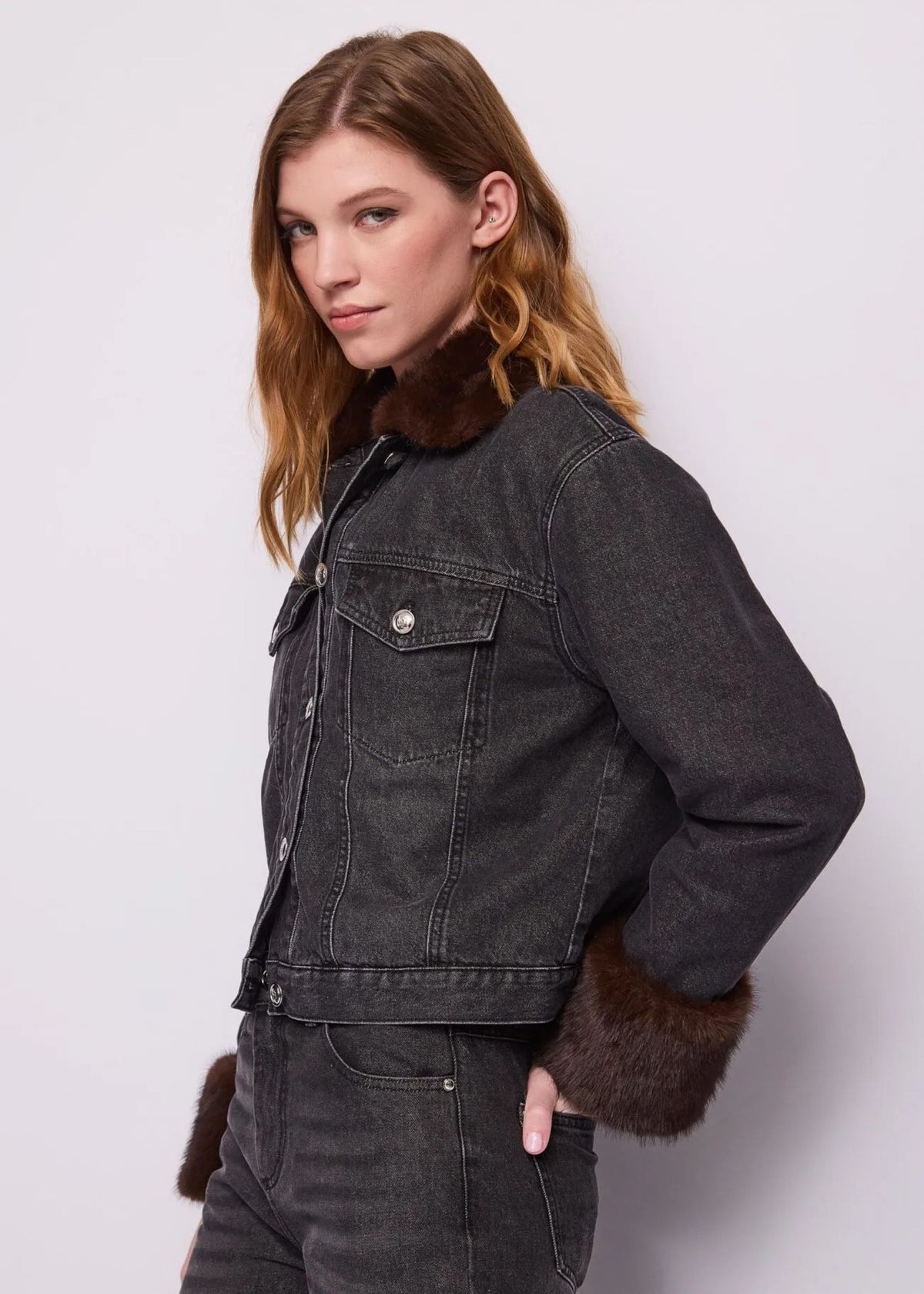 Giacca di jeans grigio scuro pelliccia sintetica Gaudi Jeans, indossata, tre quarti