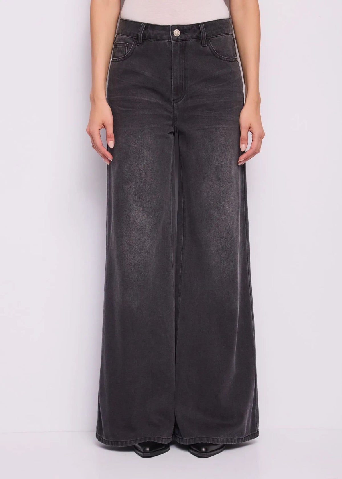 Jeans wide leg nero sfumato Gaudi Jeans, indossati, vista frontale
