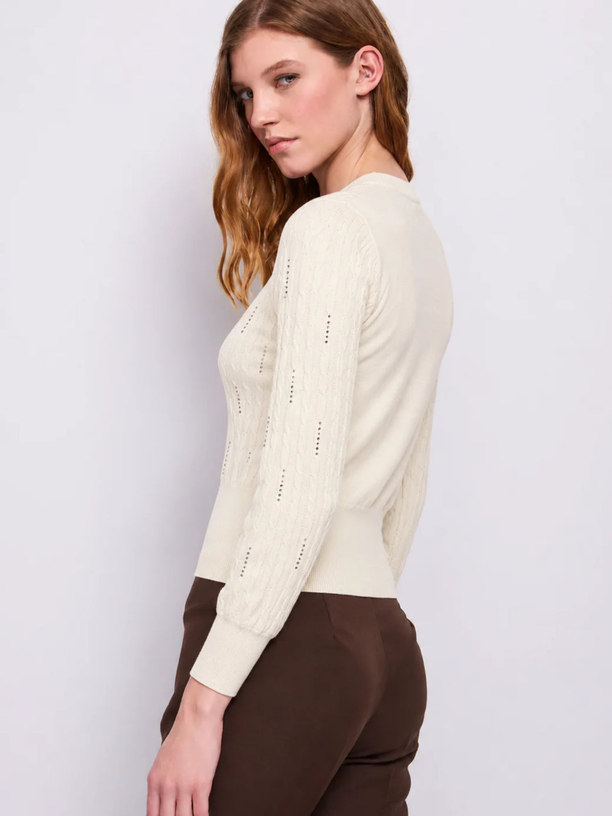 Maglioncino girocollo con treccine Gaudì Jeans, panna, indossato, vista laterale