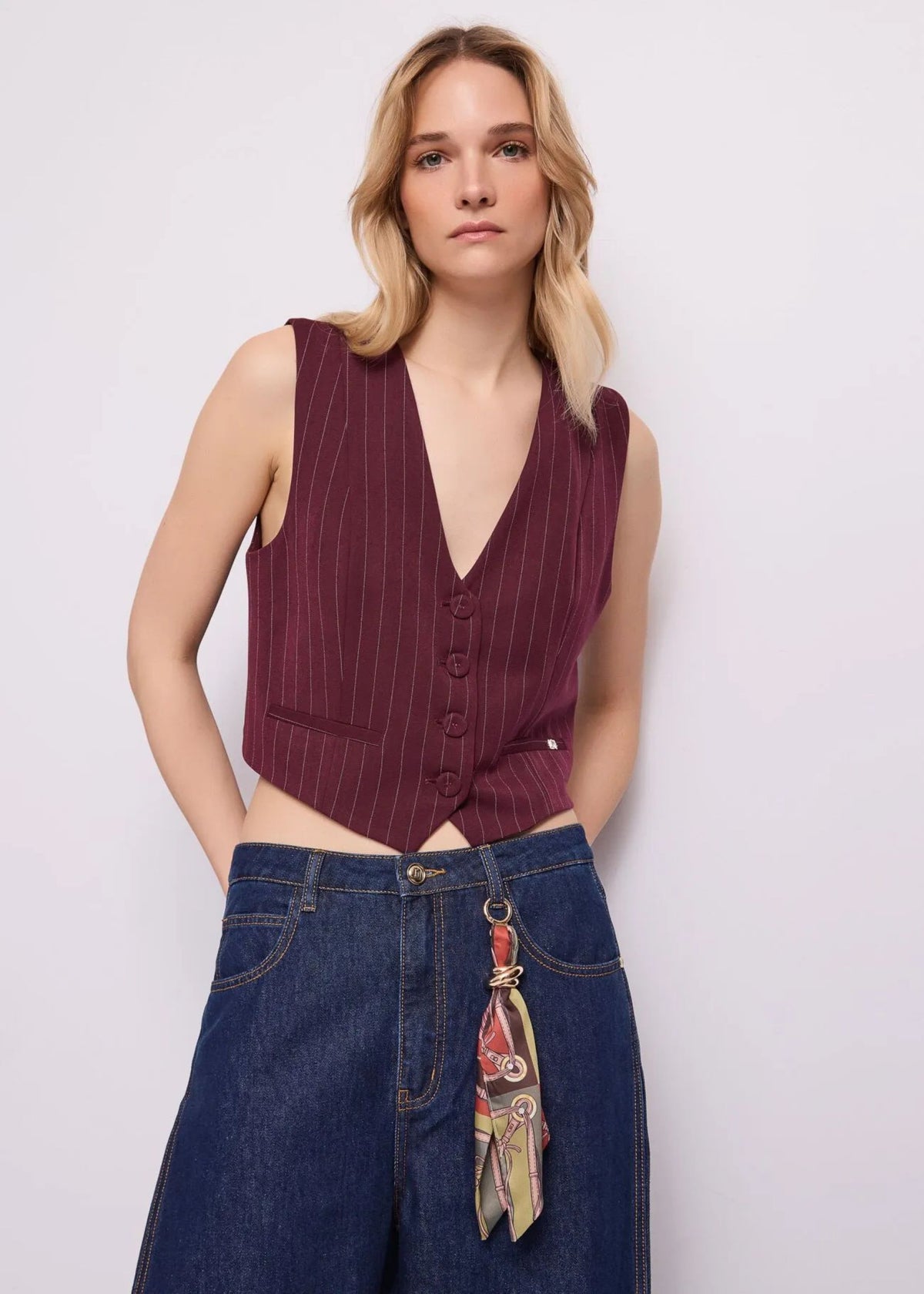 Gilet gessato scollo a V con bottoni Gaudi Jeans, bordeaux, indossato, vista frontale