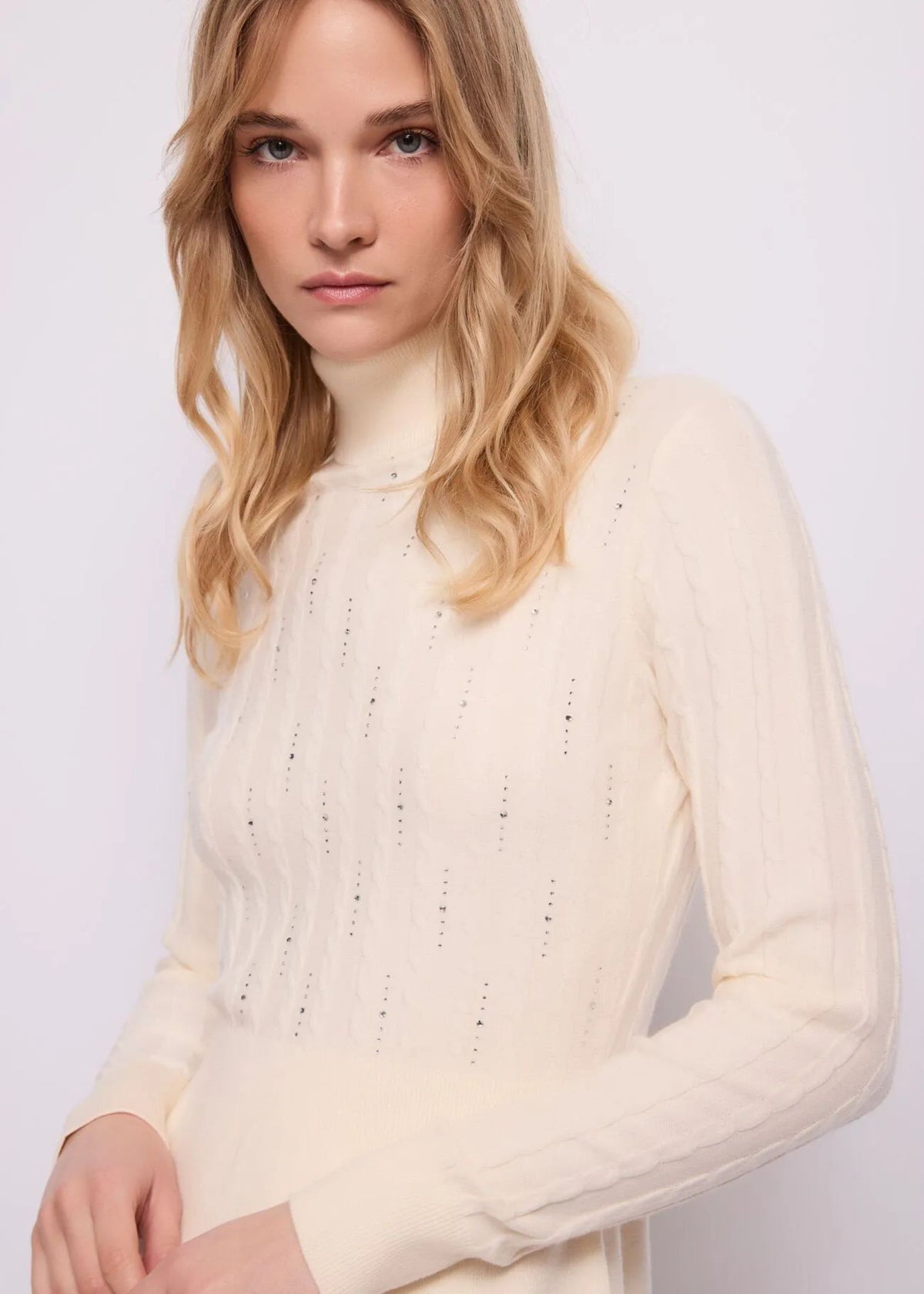 Abito corto in maglina panna con strass Gaudi Jeans, dettaglio del corpetto con strass