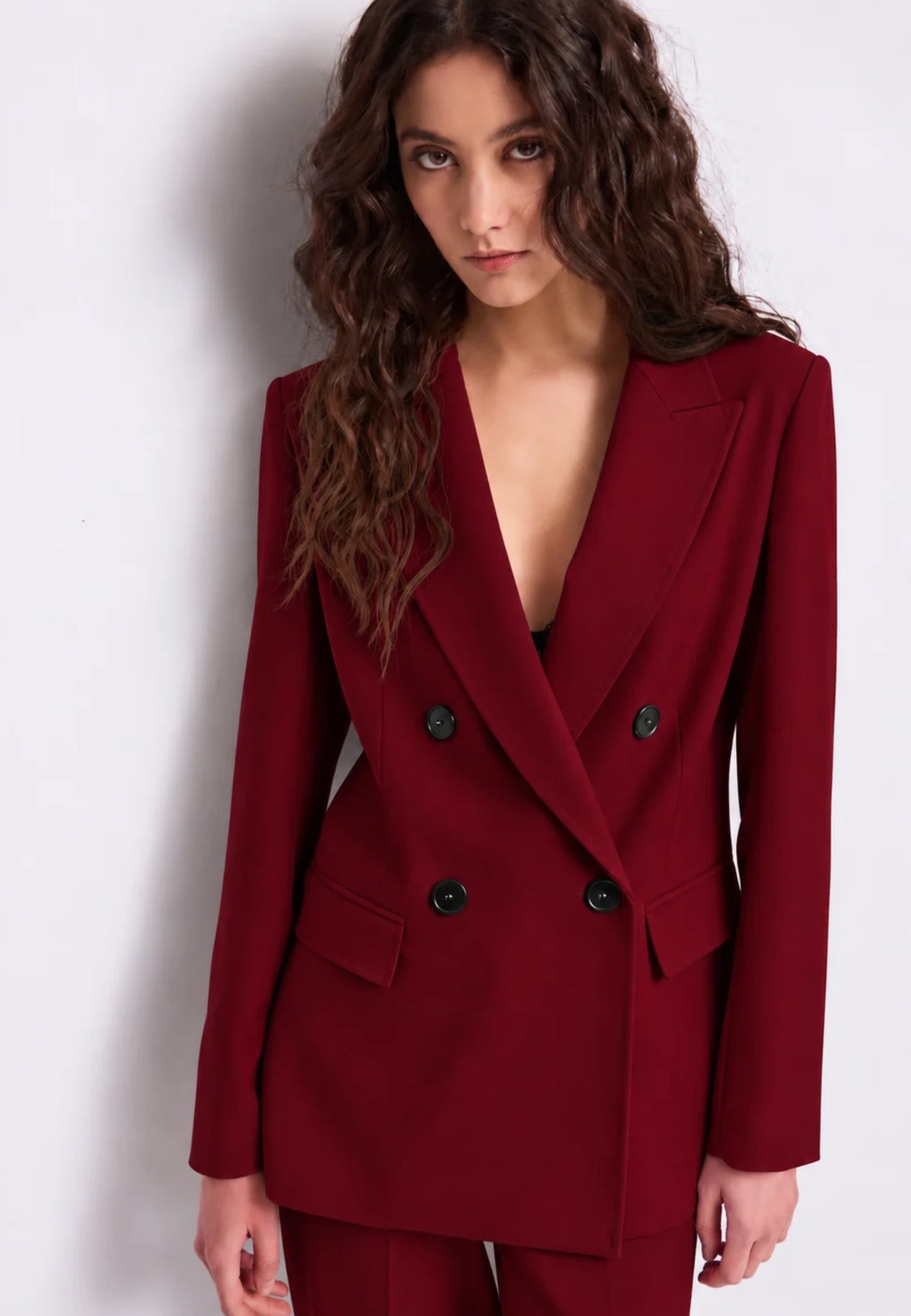 Blazer doppiopetto con revers a lancia e tasche con patta, tre colori