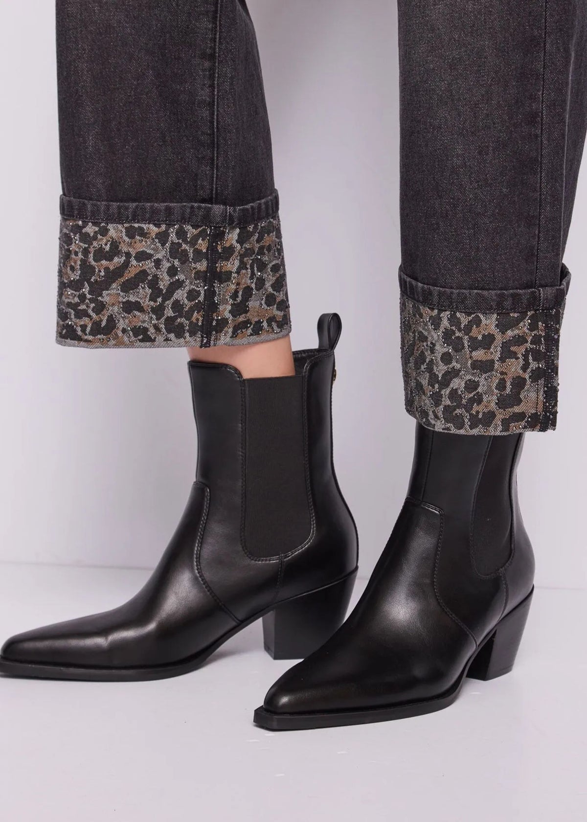 Jeans gamba dritta grigio scuro Gaudi Jeans, dettaglio del risvolto animalier