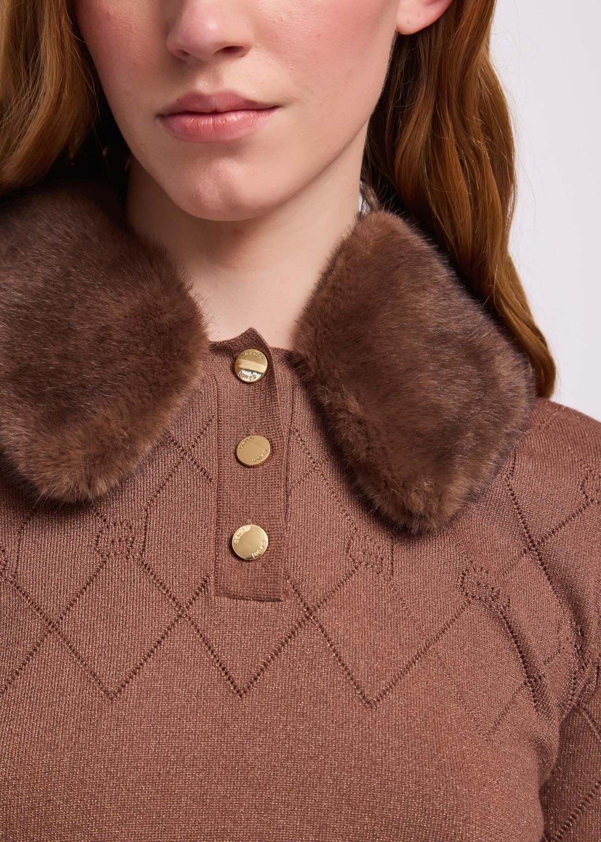 Polo lurex cioccolato con colletto di pelliccia Gaudi Jeans, dettaglio di colletto e bottoncini