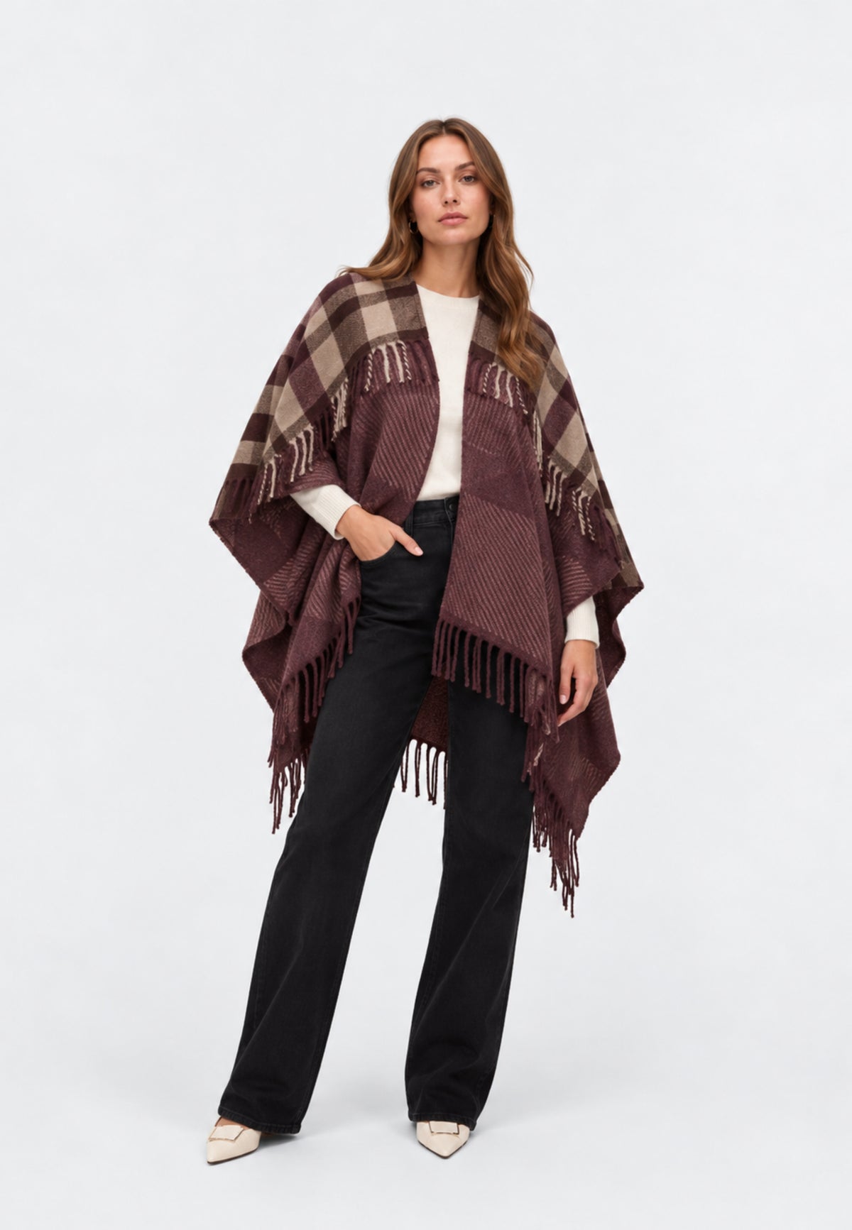 Mantella con frange Pieces, bordeaux, indossata, figura intera