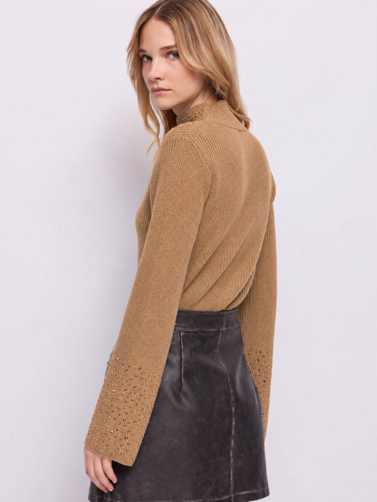 Lupetto a coste in misto viscosa con strass Gaudi Jeans, cammello, indossato, posteriore