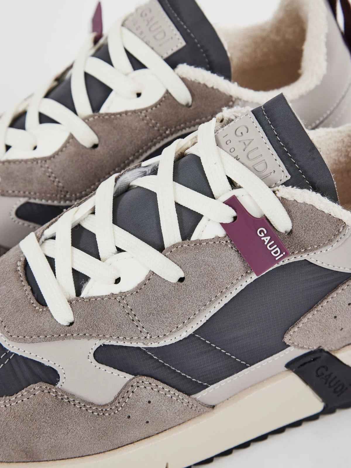 Sneaker in nylon e camoscio Gaudì Jeans, dettaglio di linguetta e lacci