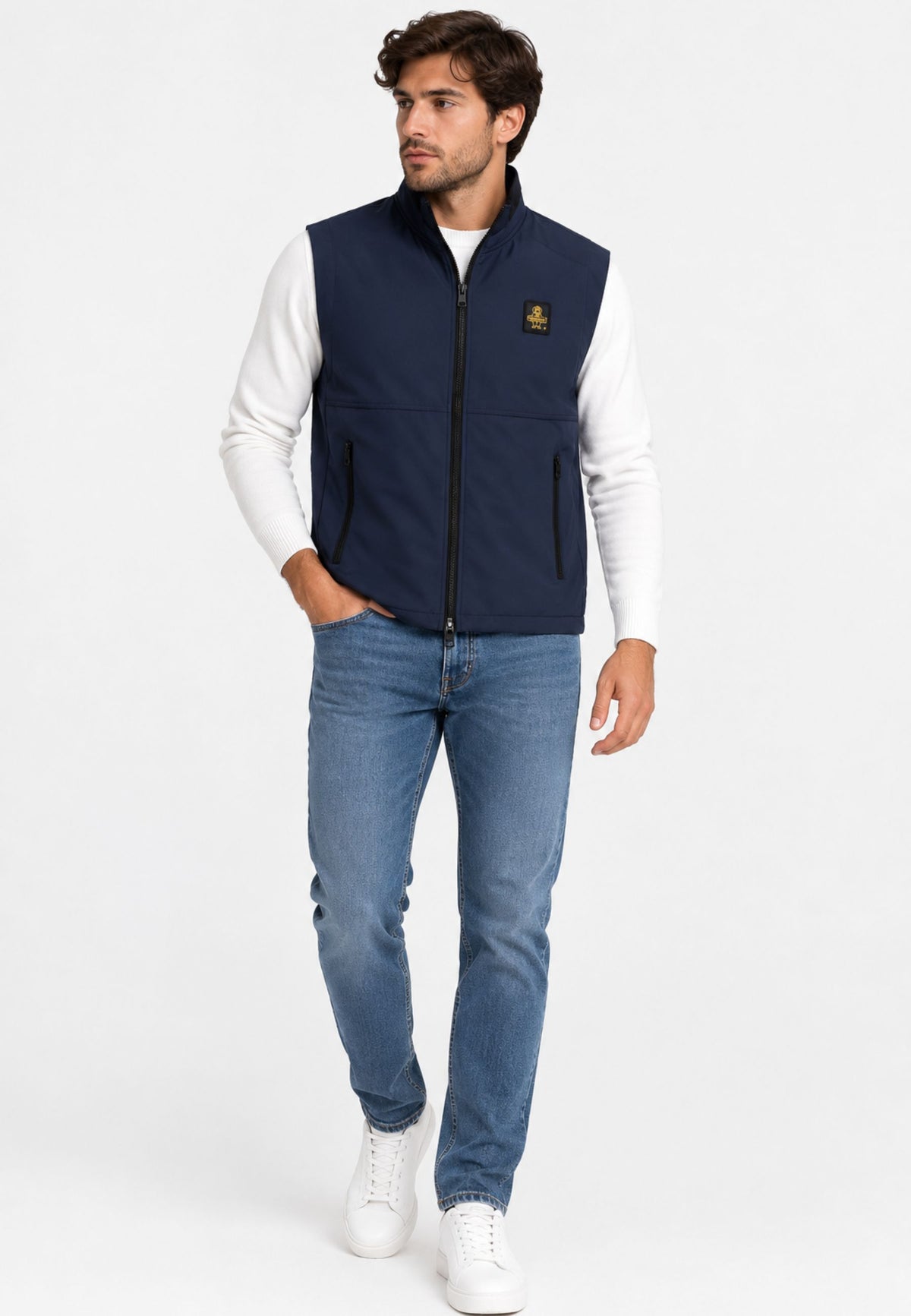 Smanicato con collo alto e zip Refrigiwear, blu, indossato con jeans, figura intera