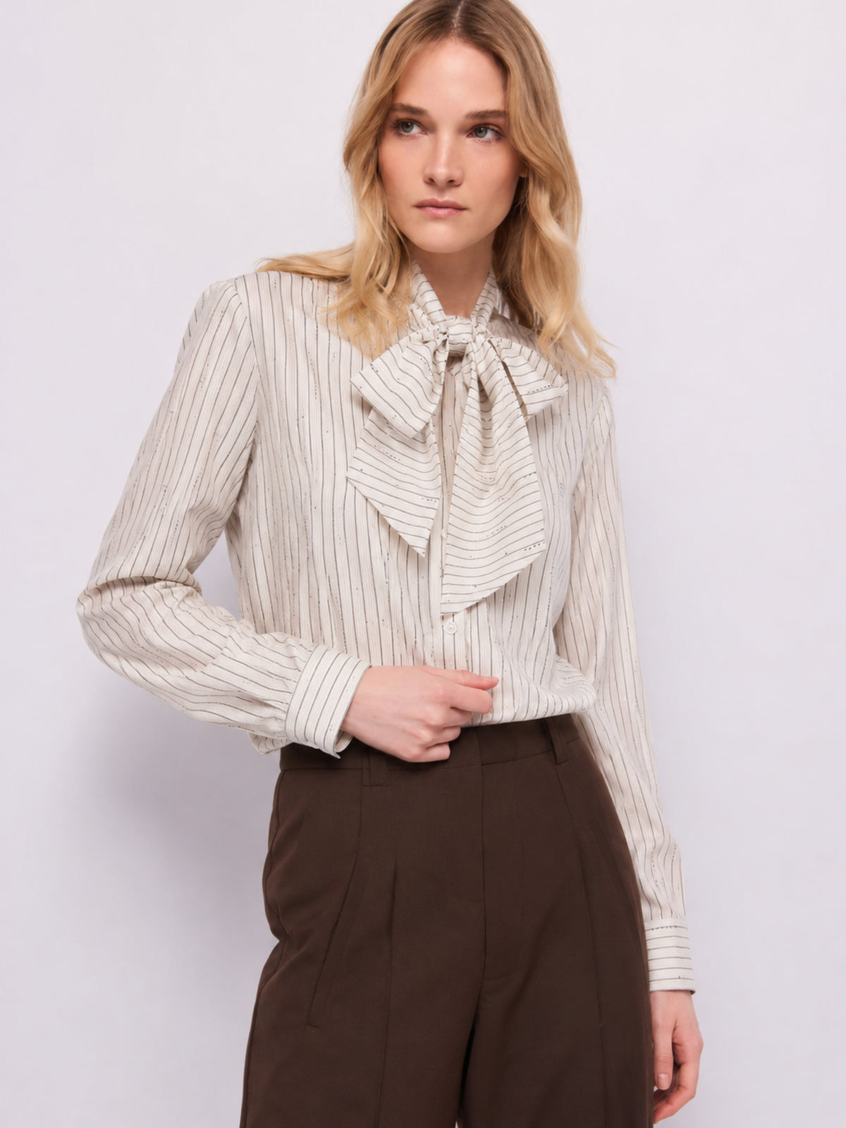 Camicia a righe con fiocco al collo Gaudi Jeans, indossata, vista frontale