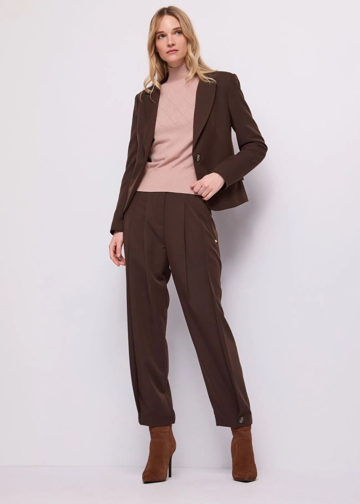 Blazer monopetto cropped cioccolato Gaudi Jeans, indossato, figura intera