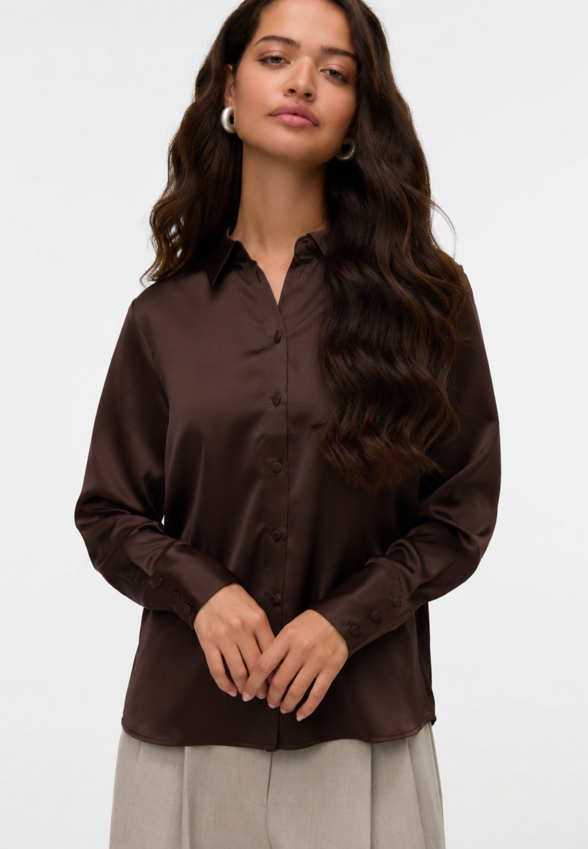 Camicia semilucida con colletto Vero Moda, cioccolato, indossata, vista frontale