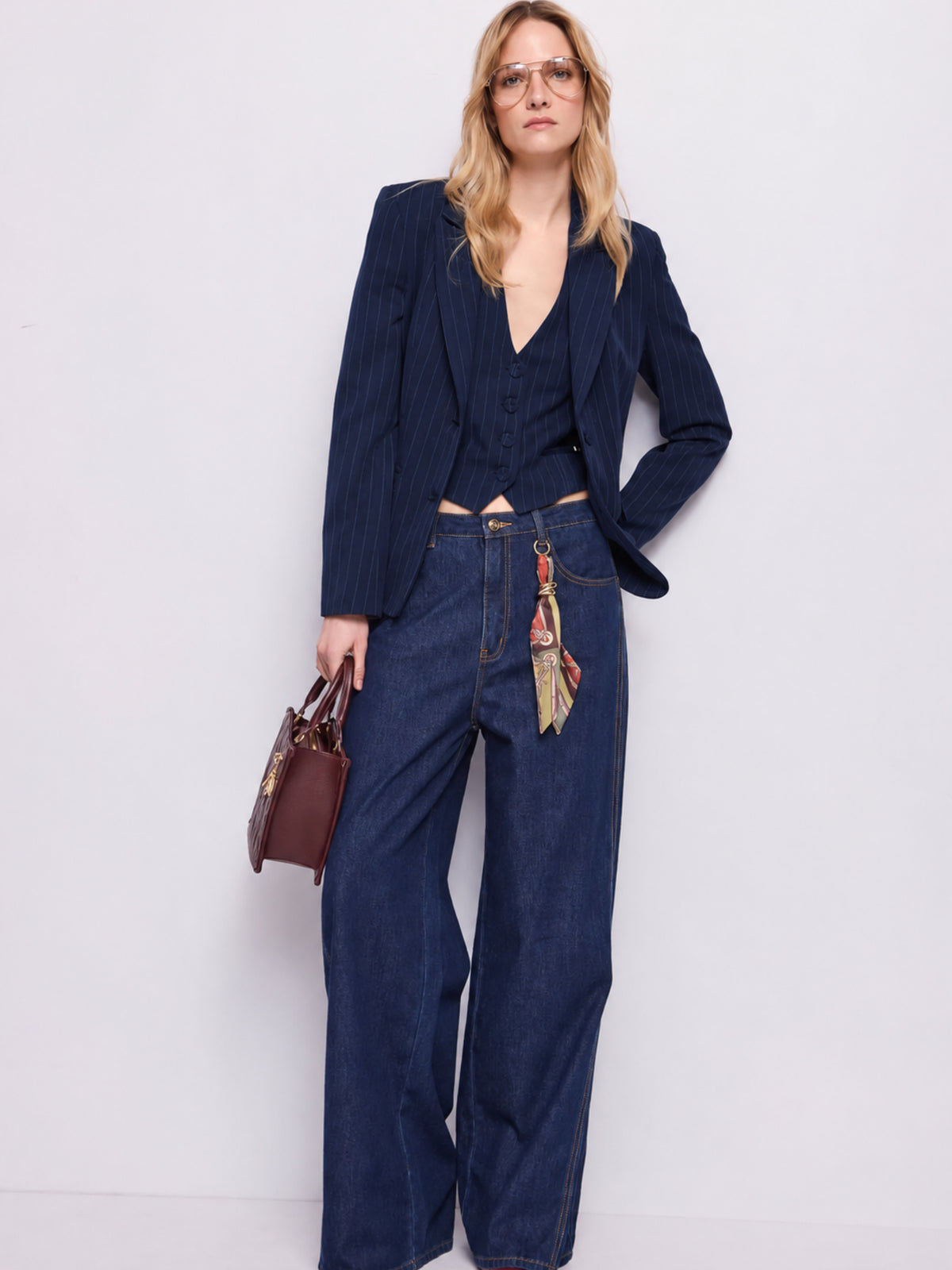 Blazer gessato a due bottoni Gaudi Jeans, blu, indossato, figura intera