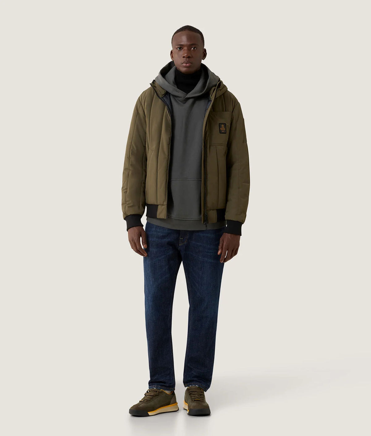 Giubbotto trapuntato con cappuccio Refrigiwear, verde militare, indossato, figura intera