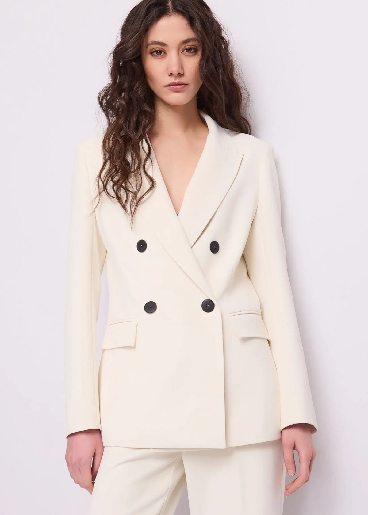 Blazer doppiopetto con revers a lancia e tasche con patta, tre colori