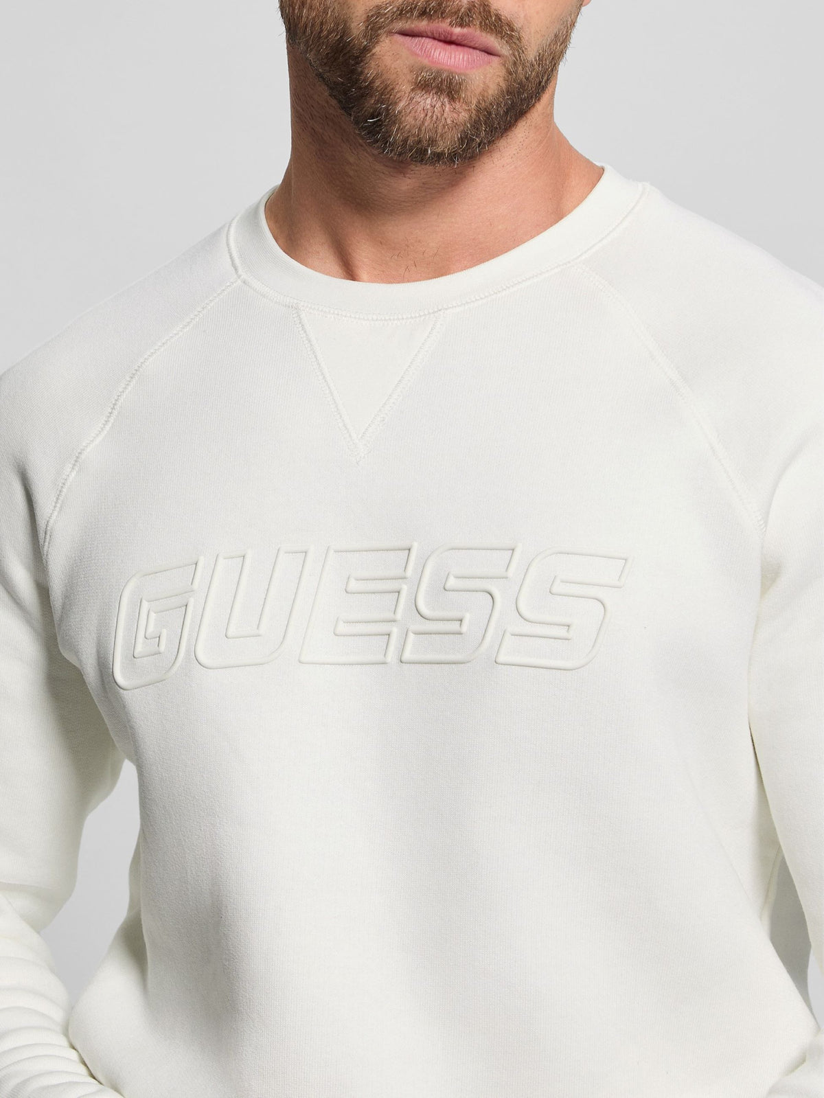 Maglia girocollo con scritta in rilievo Guess, bianco, dettaglio del logo