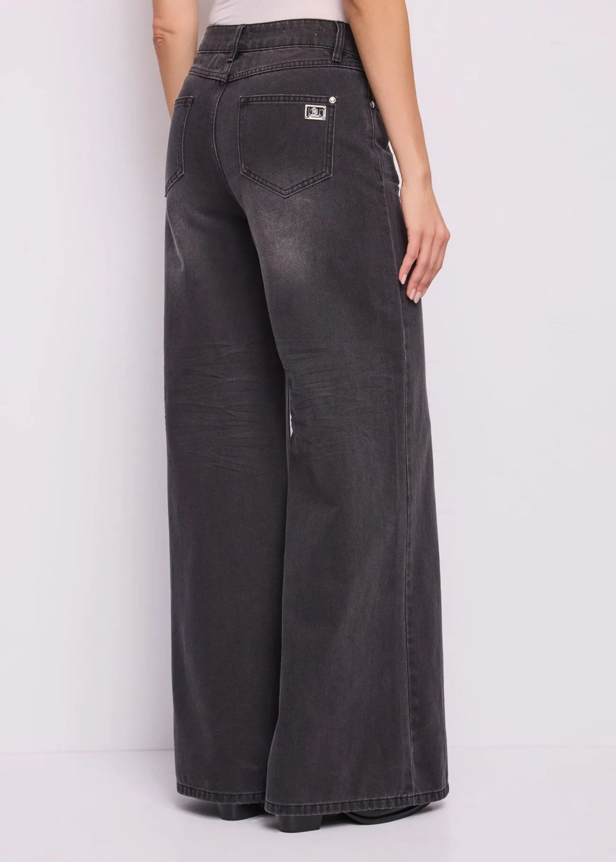 Jeans wide leg nero sfumato Gaudi Jeans, indossati, vista posteriore