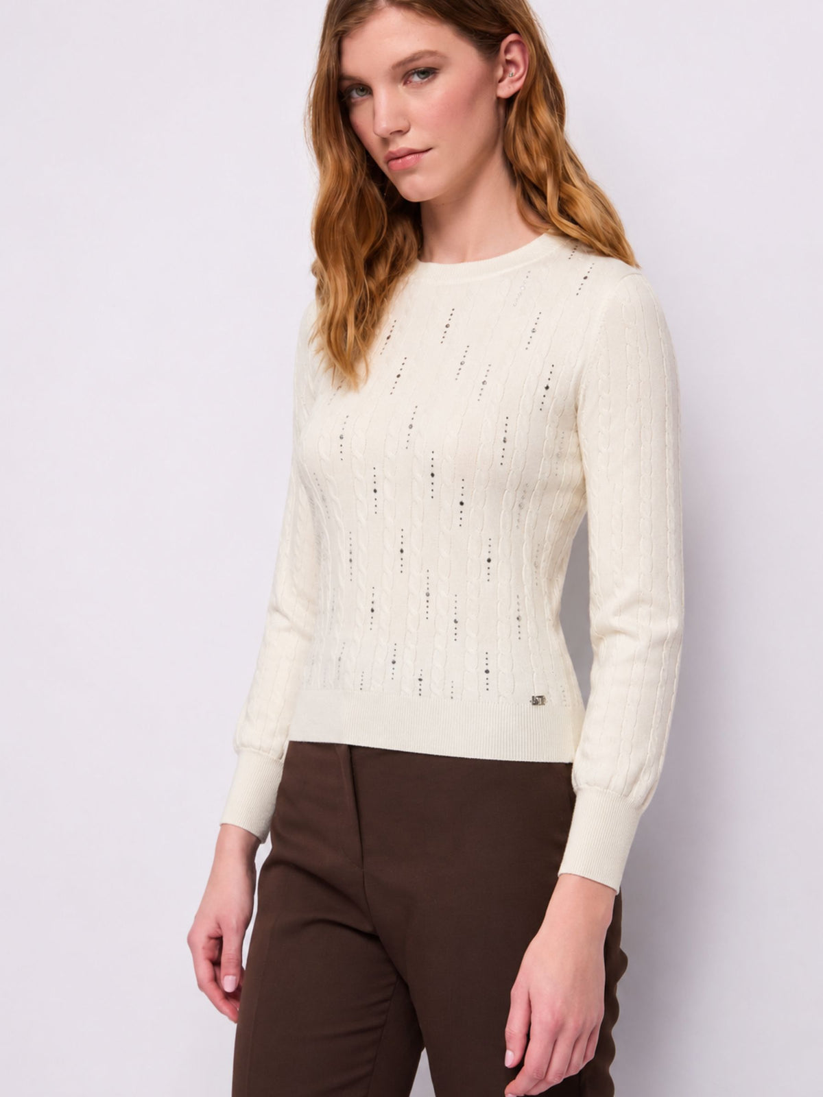 Maglioncino girocollo con treccine Gaudì Jeans, panna, indossato, vista frontale