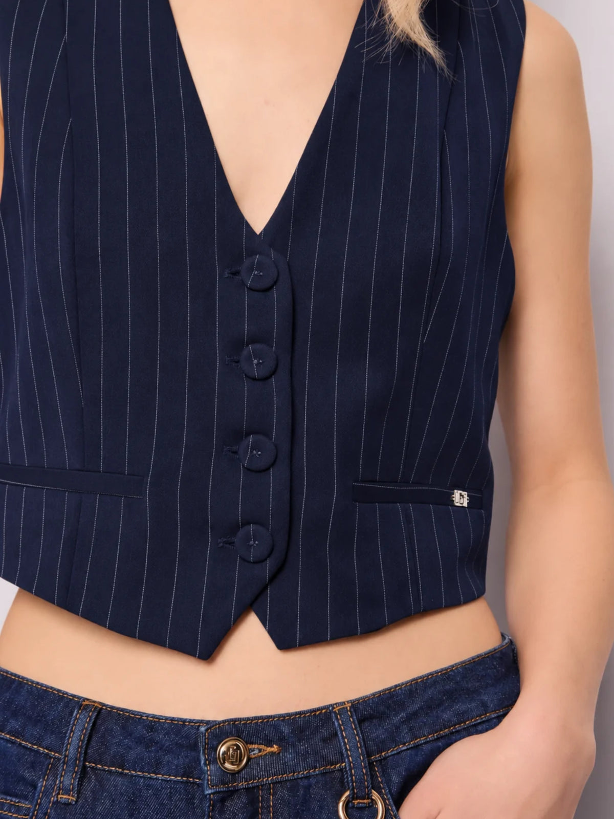 Gilet gessato scollo a V con bottoni Gaudi Jeans, blu, dettaglio dei bottoni